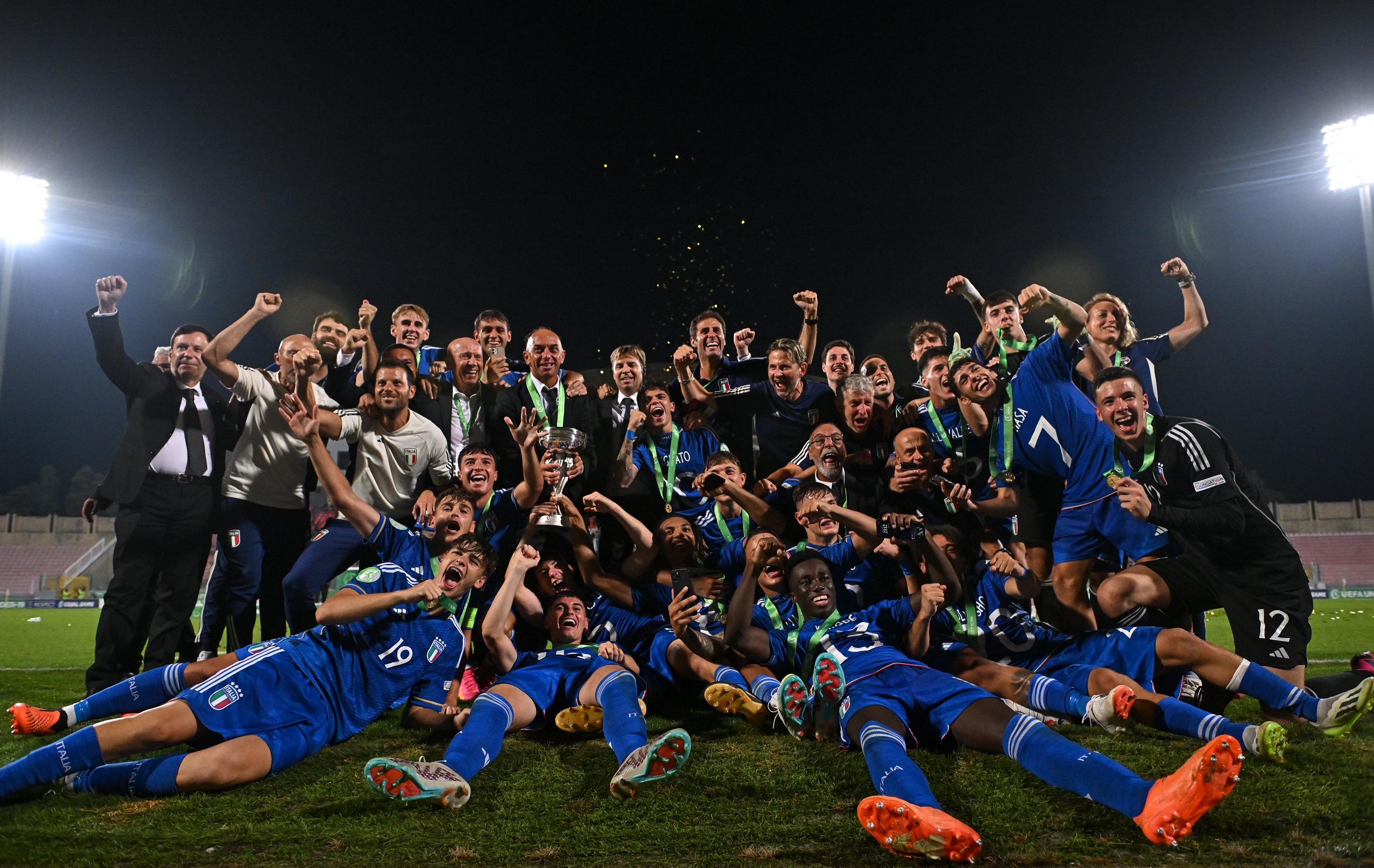 TA' QALI, MALTA - JULY 16: The Italy team celebrate after the UEFA European Under-19 Championship 2022/23 final match between Portugal and Italy at the National Stadium on July 16, 2023 in Ta' Qali, Malta. (Photo by Seb Daly - Sportsfile/UEFA via Getty Images)