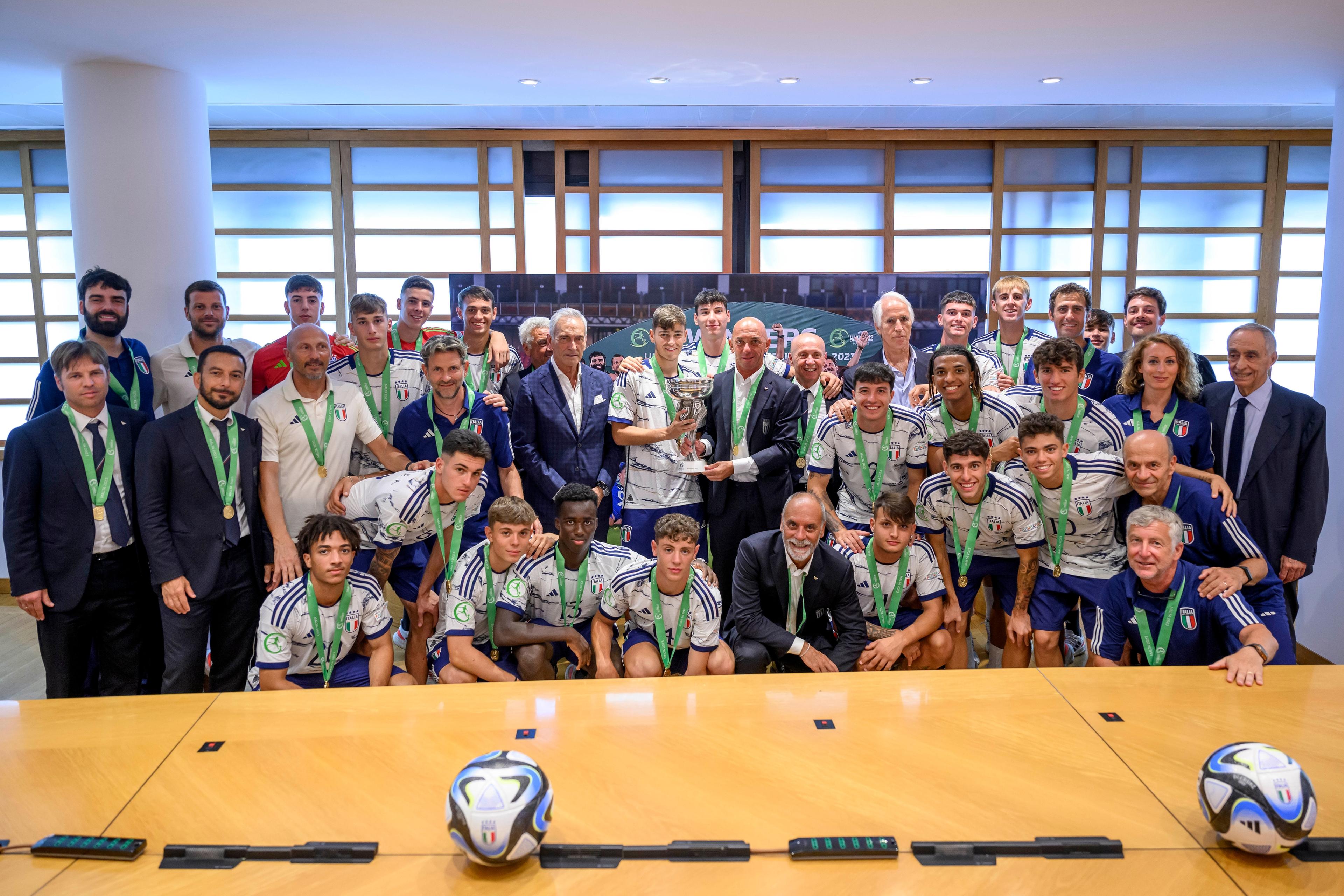 I campioni d'Europa ricevuti nella sede della FIGC. Gravina: \"Nulla si inventa, tutto si costruisce. Il calcio italiano vi ringrazia\"