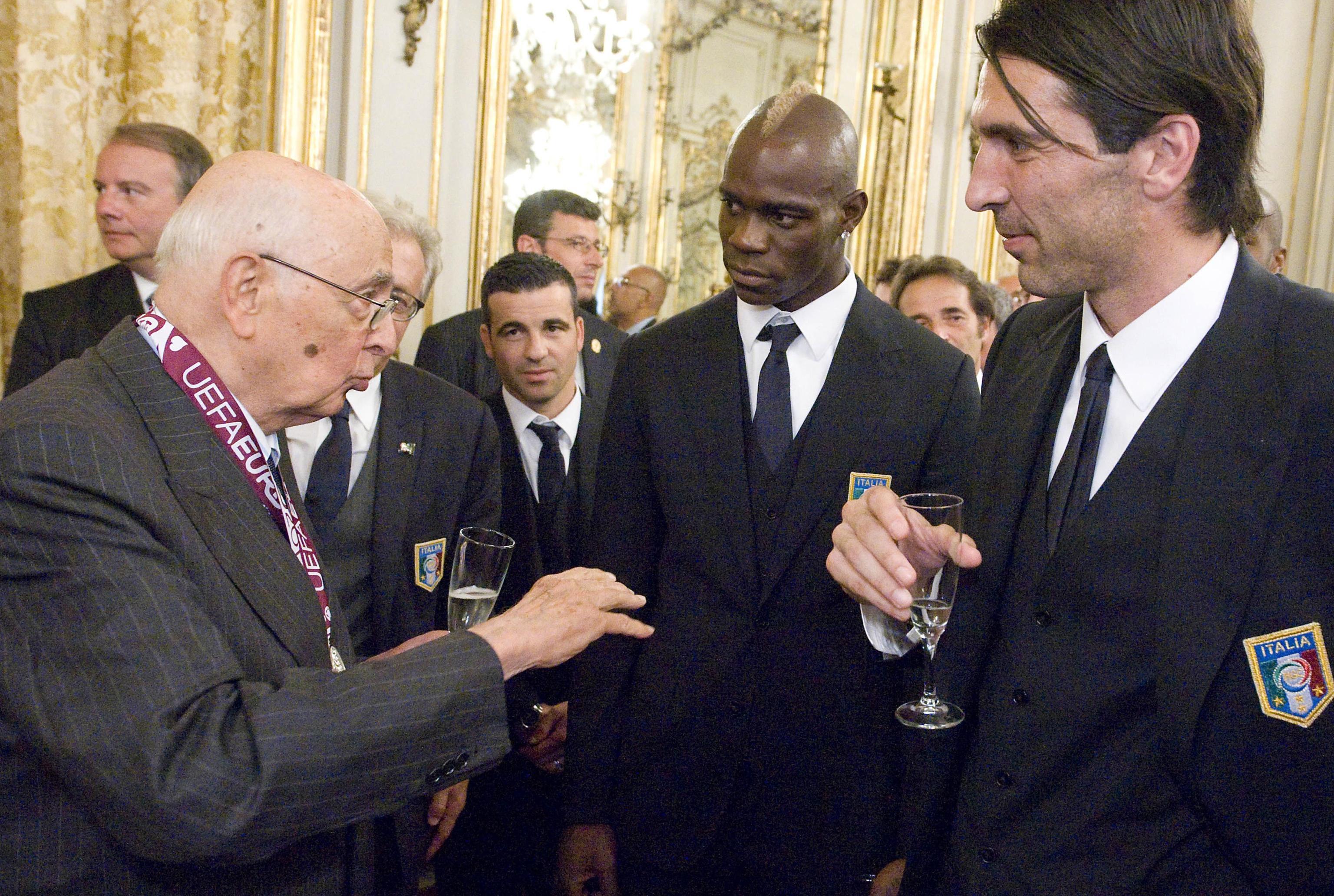 Il presidente della Repubblica Giorgio Napolitano con il portiere azzurro Gianluigi Buffon (D) e l'attaccante Mario Bolotelli (C) al Quirinale, Roma, 2 luglio 2012. ANSA / PAOLO GIANDOTTI - UFFICIO STAMPA QUIRINALE +++NO SALES - EDITORIAL USE ONLY+++
