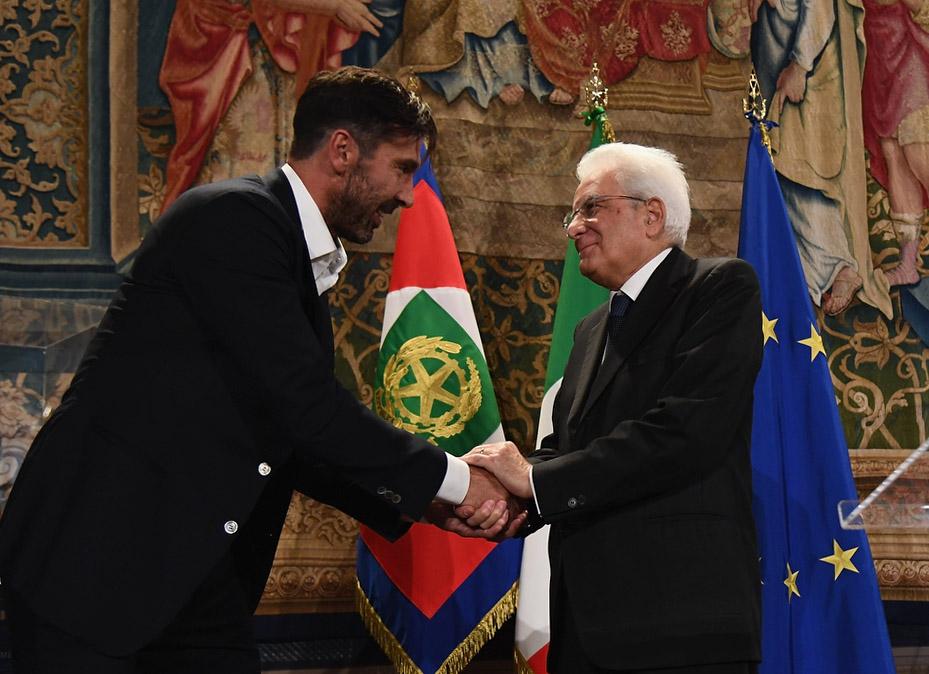 ROME, ITALY - OCTOBER 15: President Sergio Mattarella (R) greets Gianluigi Buffon during Italy Team meets President Sergio Mattarella on October 15, 2018 in Rome, Italy. (Photo by Claudio Villa/Getty Images)