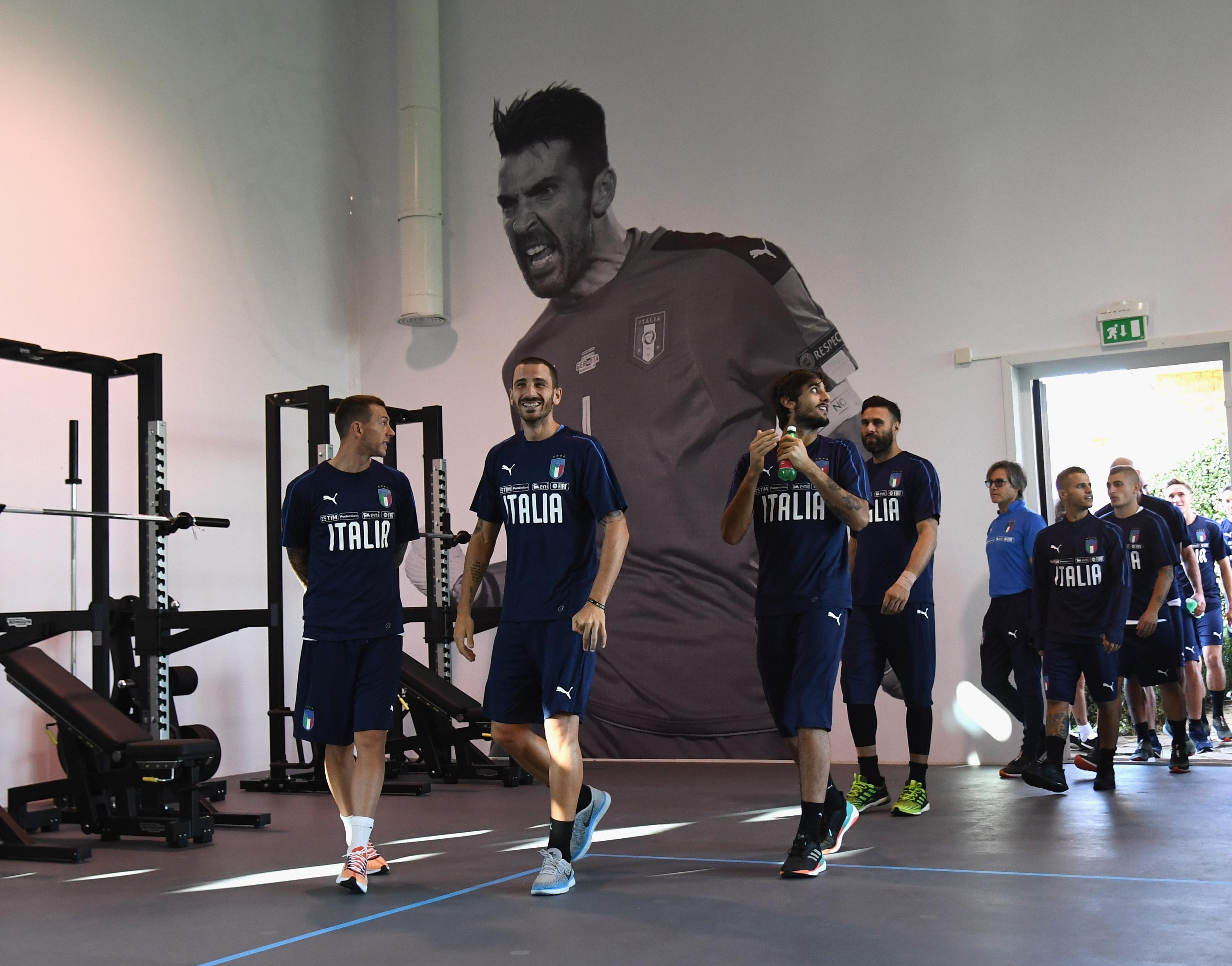 FLORENCE, ITALY - OCTOBER 08: Players of Italy train inside the new gym during a Italy training session at Centro Tecnico Federale di Coverciano on October 8, 2018 in Florence, Italy. (Photo by Claudio Villa/Getty Images)