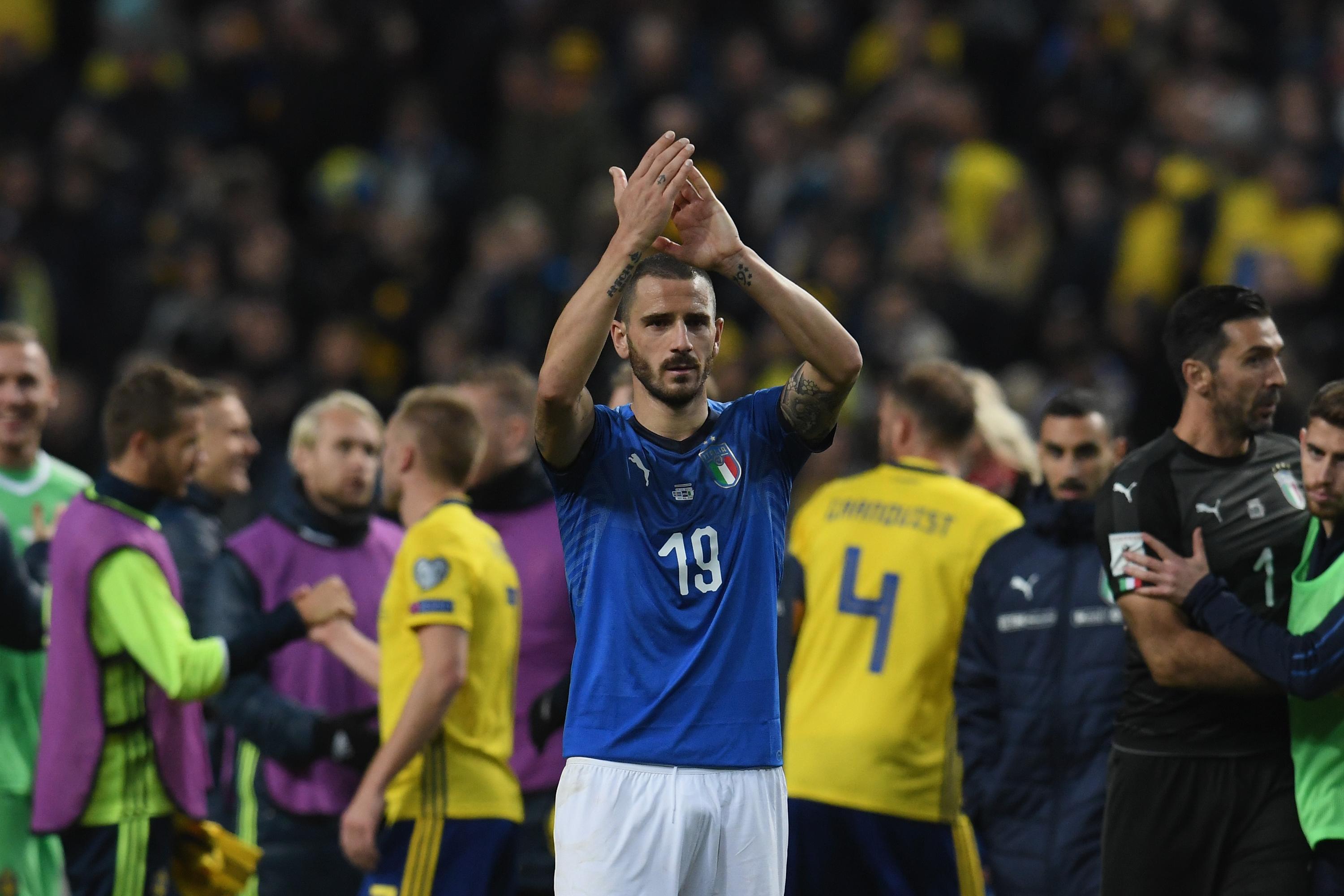 SOLNA, SWEDEN - NOVEMBER 10: Leonardo Bonucci of Italy thanks the supporters at the end of the FIFA 2018 World Cup Qualifier Play-Off: First Leg between Sweden and Italy at Friends Arena on November 10, 2017 in Solna, Sweden. (Photo by Claudio Villa/Getty Images)