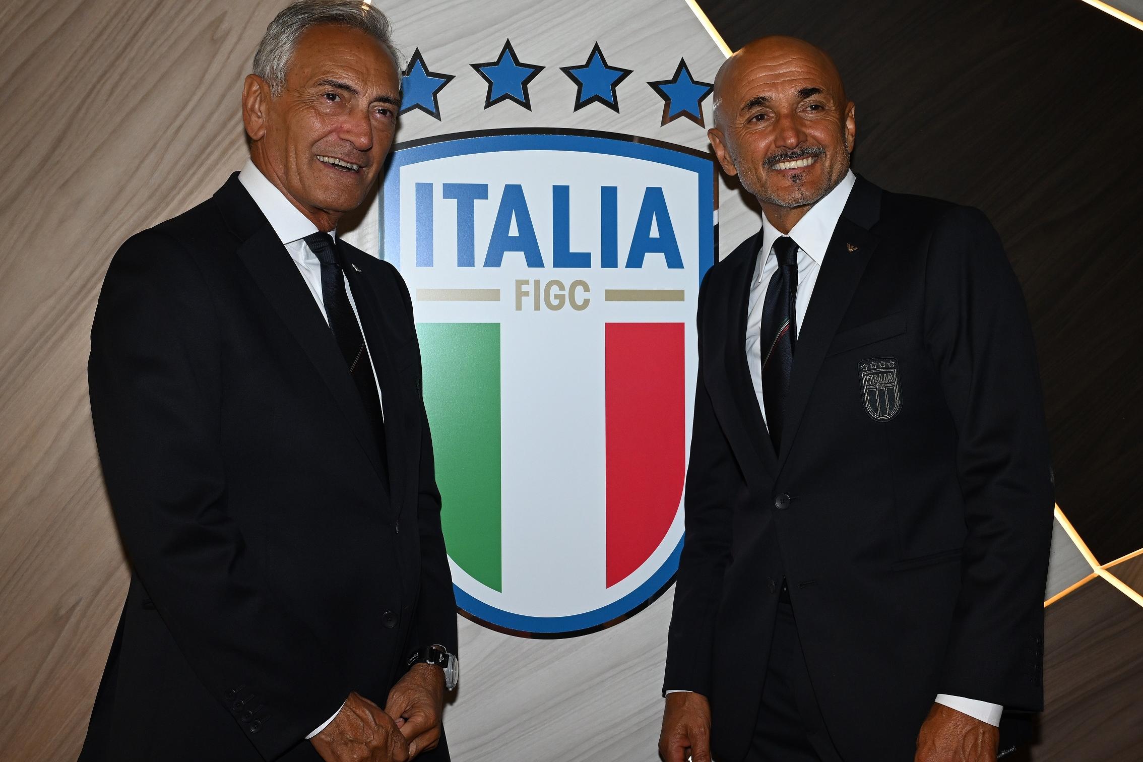FLORENCE, ITALY - SEPTEMBER 02:  Head coach of Italy Luciano Spalletti  and President of FIGC Gabriele Gravina pose during Italy the press conference at Centro Tecnico Federale di Coverciano on September 02, 2023 in Florence, Italy. (Photo by Claudio Villa/Getty Images)