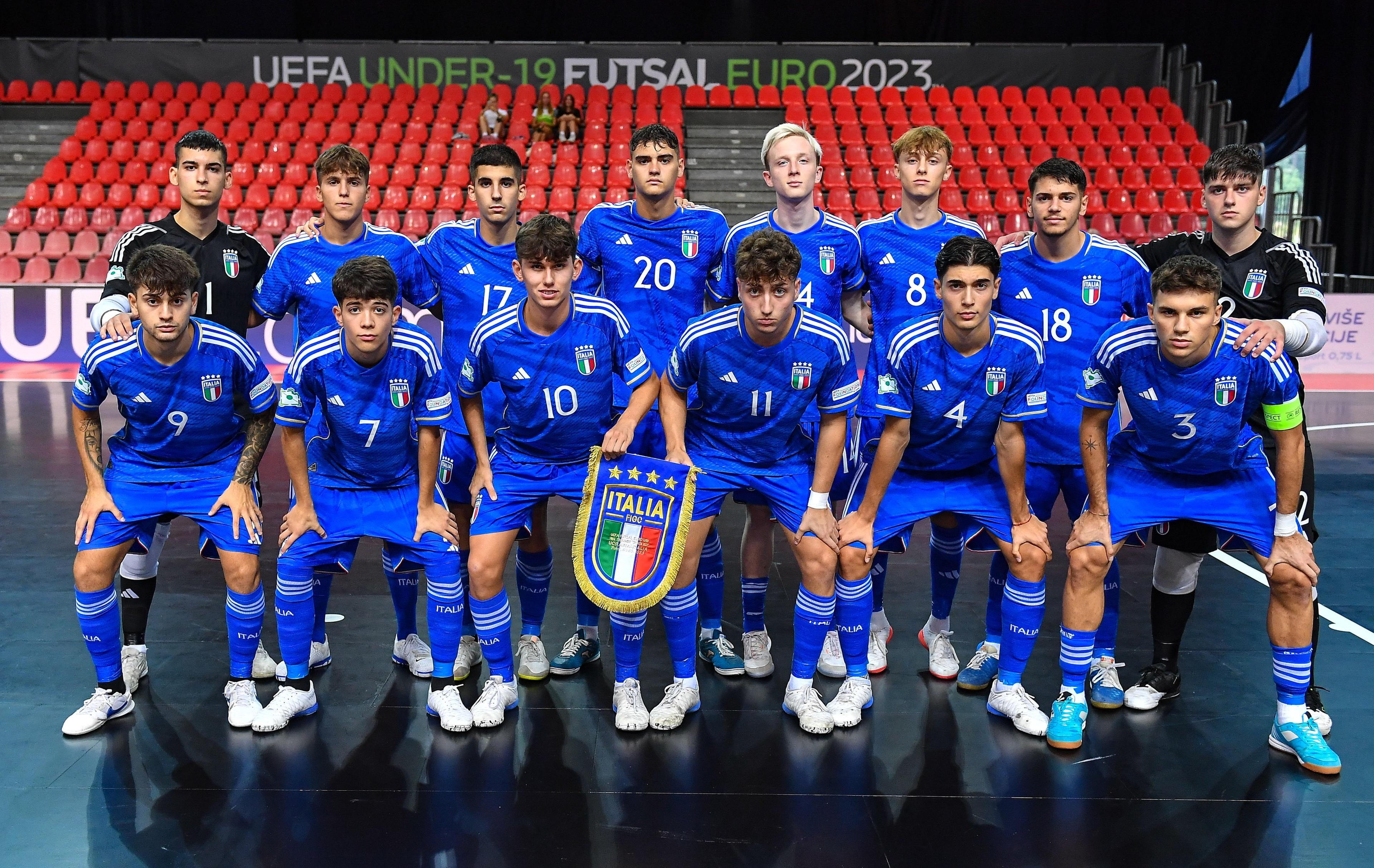 POREC, CROATIA - SEPTEMBER 3: The Italy squad before the UEFA Under-19 Futsal EURO 2023 match between Ukraine and Italy at the Zatika Arena on 3 September 2023 in Porec, Croatia. (Photo by Piaras Ã“ MÃdheach - Sportsfile/UEFA via Getty Images)