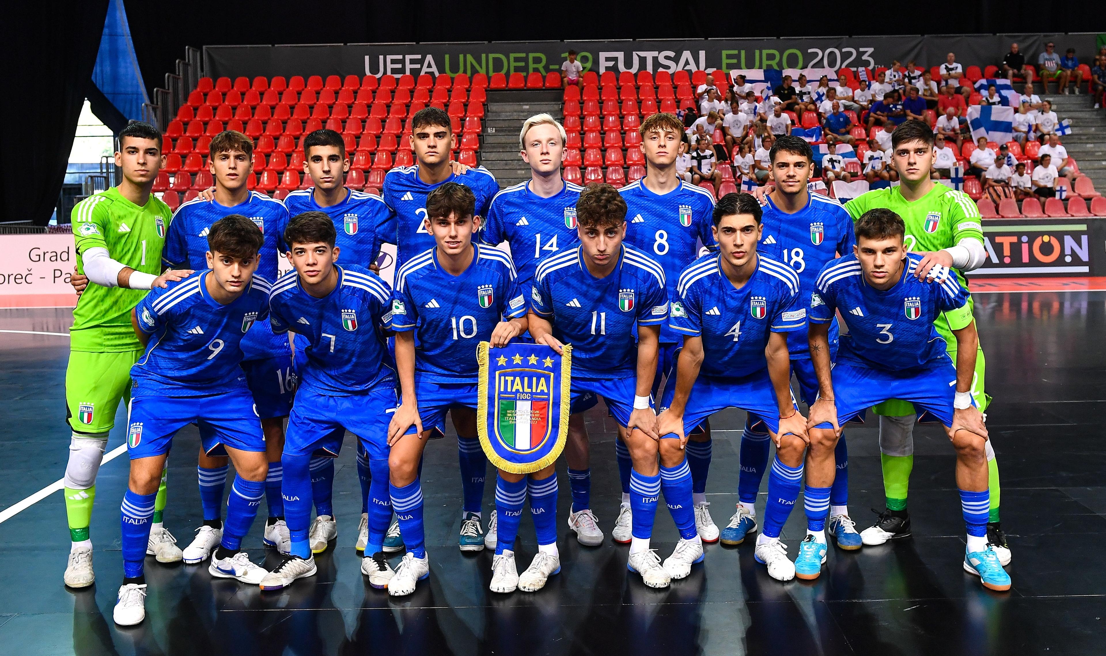 POREC, CROATIA - SEPTEMBER 4: The Italy squad before the UEFA Under-19 Futsal EURO 2023 match between Italy and Finland at the Zatika Arena on 4 September 2023 in Porec, Croatia. (Photo by Piaras Ã“ MÃdheach - Sportsfile/UEFA via Getty Images)