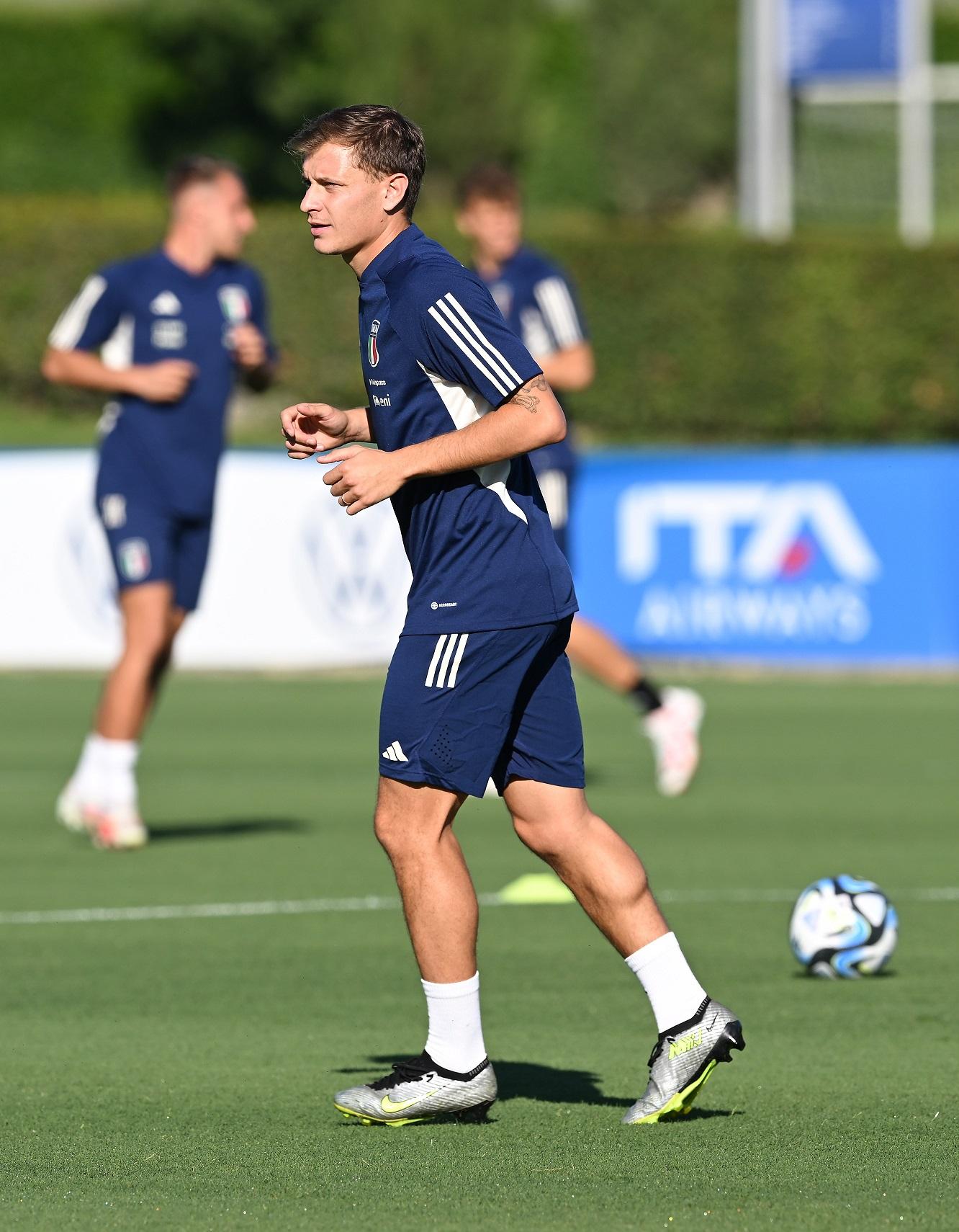 FLORENCE, ITALY - SEPTEMBER 04: Nicolo Barella of Italy warms up during an Italy Training Session at Centro Tecnico Federale di Coverciano on September 04, 2023 in Florence, Italy. (Photo by Claudio Villa/Getty Images)