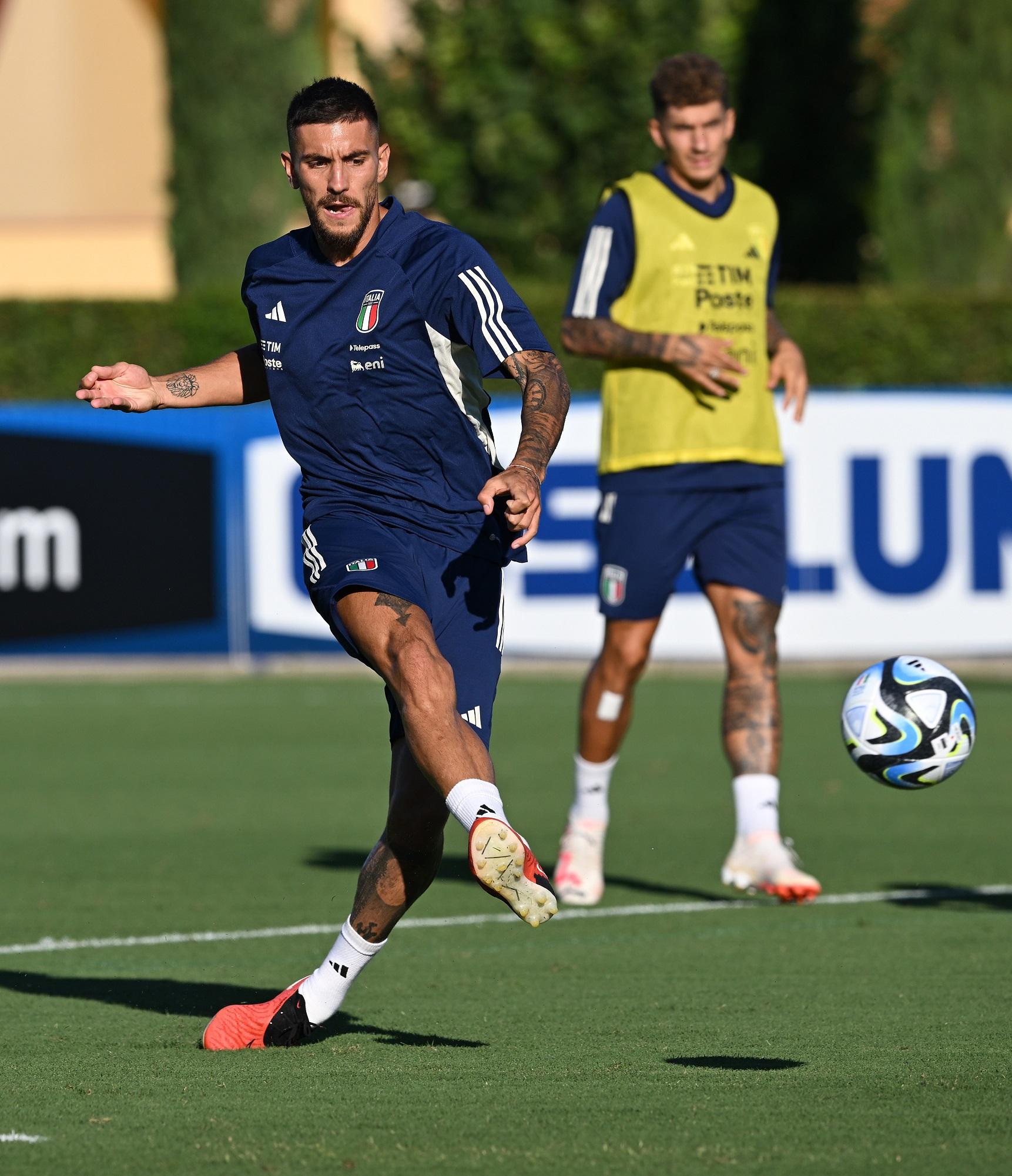 FLORENCE, ITALY - SEPTEMBER 04: Lorenzo Pellegrini of Italy arrives before an Italy Training Session at Centro Tecnico Federale di Coverciano on September 04, 2023 in Florence, Italy. (Photo by Claudio Villa/Getty Images)