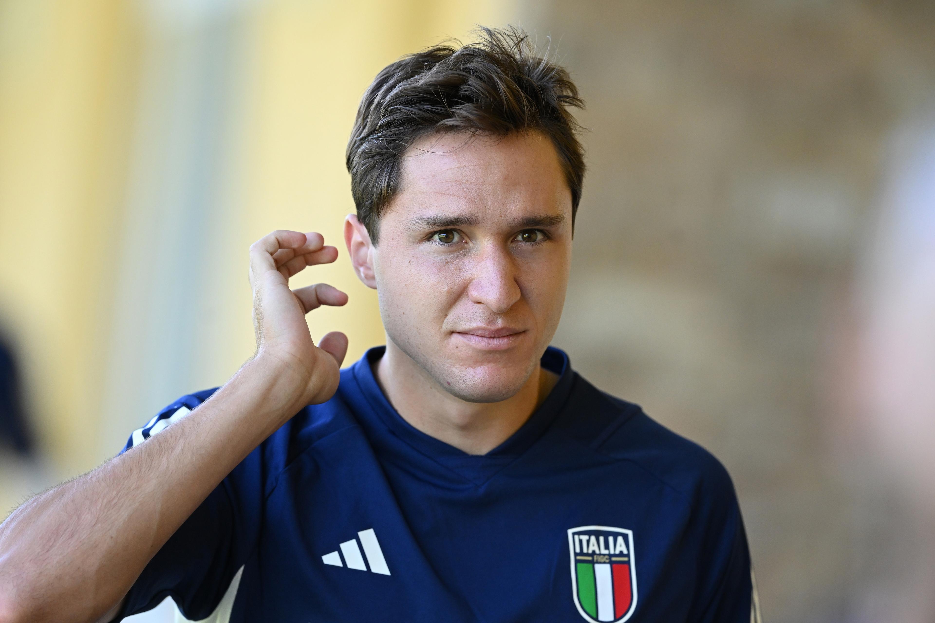 FLORENCE, ITALY - SEPTEMBER 04:  Federico Chiesa of Italy arrives before an Italy Training Session at Centro Tecnico Federale di Coverciano on September 04, 2023 in Florence, Italy. (Photo by Claudio Villa/Getty Images)