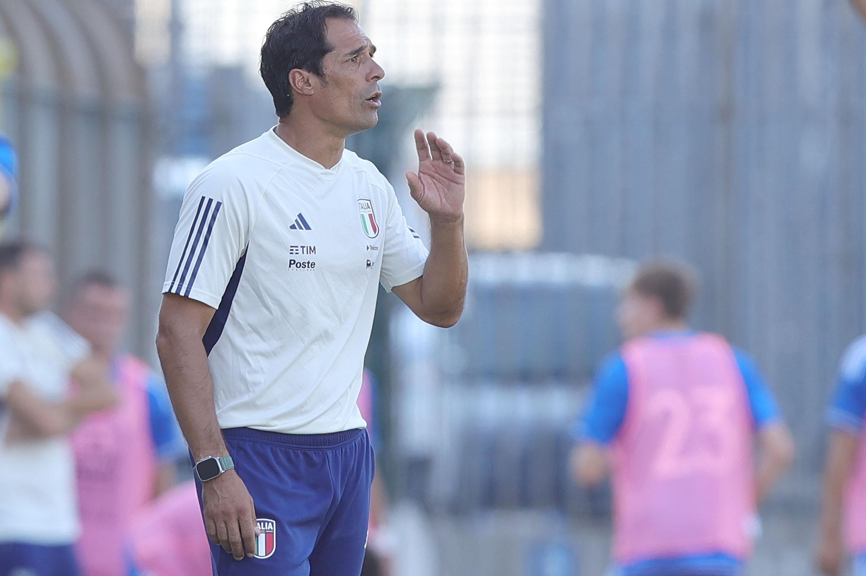 PRATO, ITALY - SEPTEMBER 11: Head coach of Italy U19 Bernardo Corradi gestures during the Friendly Match between Italy U19 and Netherlands U19 on September 11, 2023 in Prato, Italy. (Photo by Gabriele Maltinti/Getty Images) *** Local Caption *** Bernardo Corradi