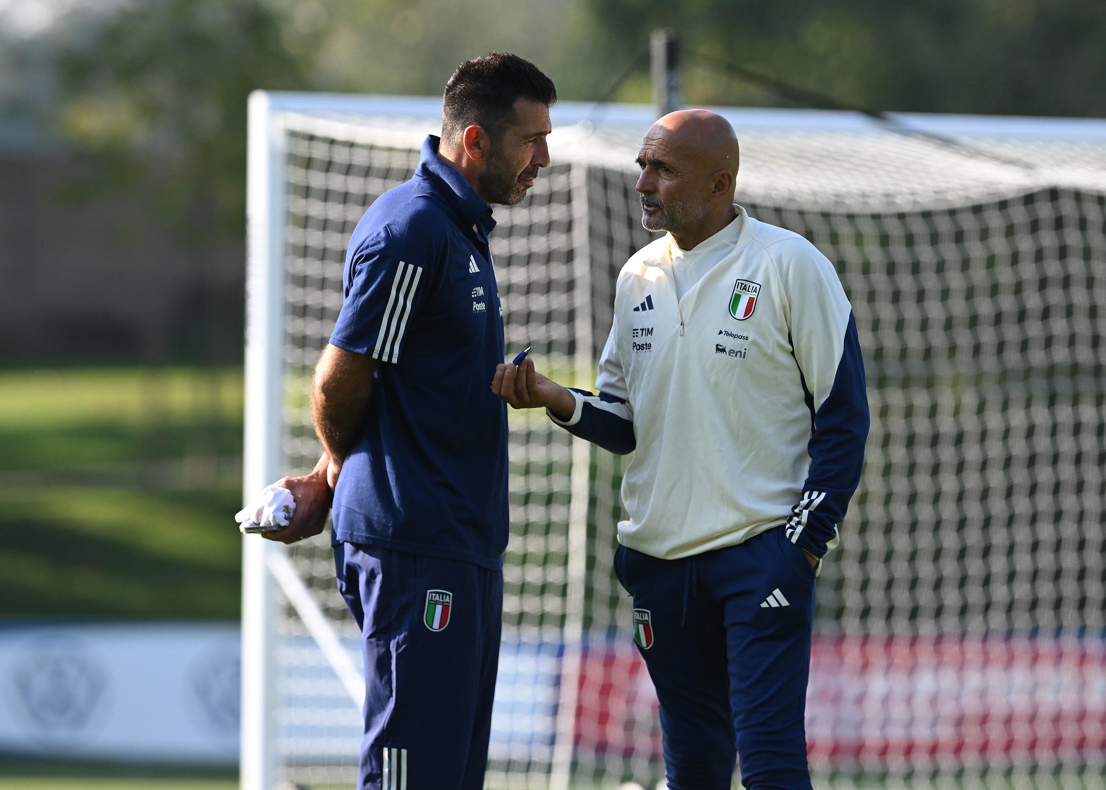 CAIRATE, ITALY - SEPTEMBER 11: Head coach of Italy Luciano Spalletti and Gianluigi Buffon speak during a Italy training session at Milanello on September 11, 2023 in Cairate, Italy. (Photo by Claudio Villa/Getty Images)
