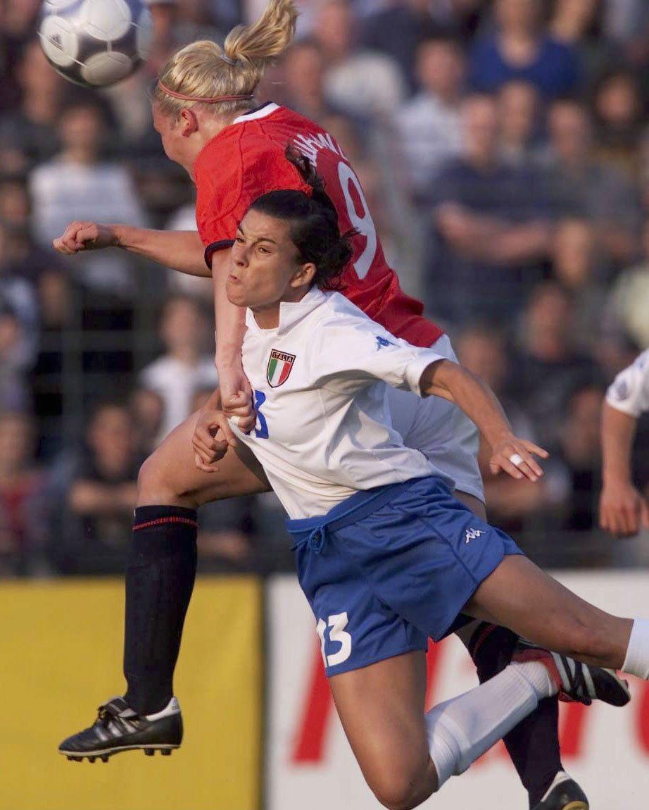 REUTLINGEN, GERMANY - JUNE 28: EM 2001, Reutlingen; NORWEGEN - ITALIEN (NOR - ITA); Ragnhild GULBRANDSEN/NOR, Manuela TESSE/ITA (Photo by Michael Kienzler/Bongarts/Getty Images)