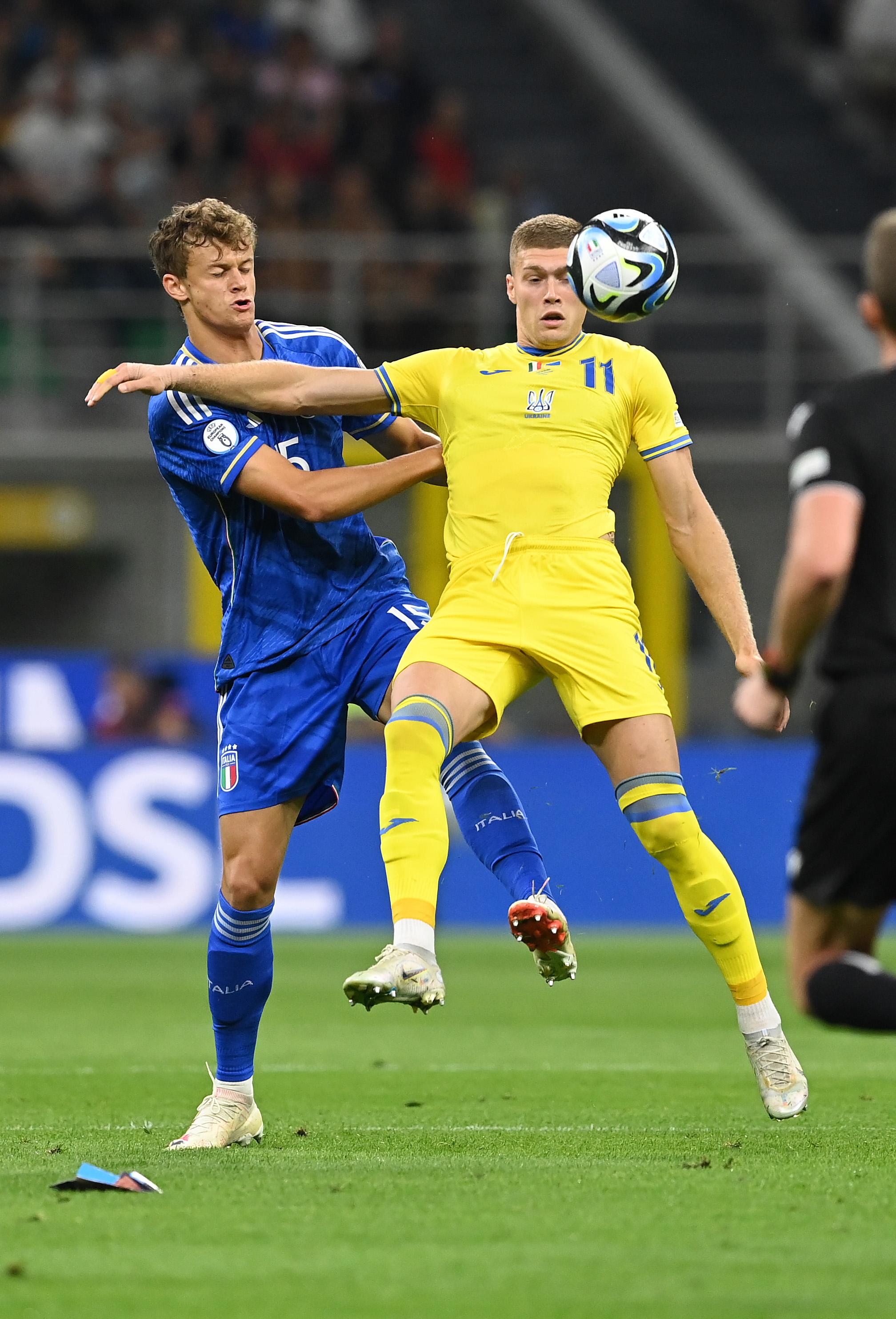 MILAN, ITALY - SEPTEMBER 12: Giorgio Scalvini of Italy competes for the ball with Artem Dovbyk of Ukraine during the UEFA EURO 2024 European qualifier match between Italy and Ukraine at Stadio San Siro on September 12, 2023 in Milan, Italy. (Photo by Claudio Villa/Getty Images)
