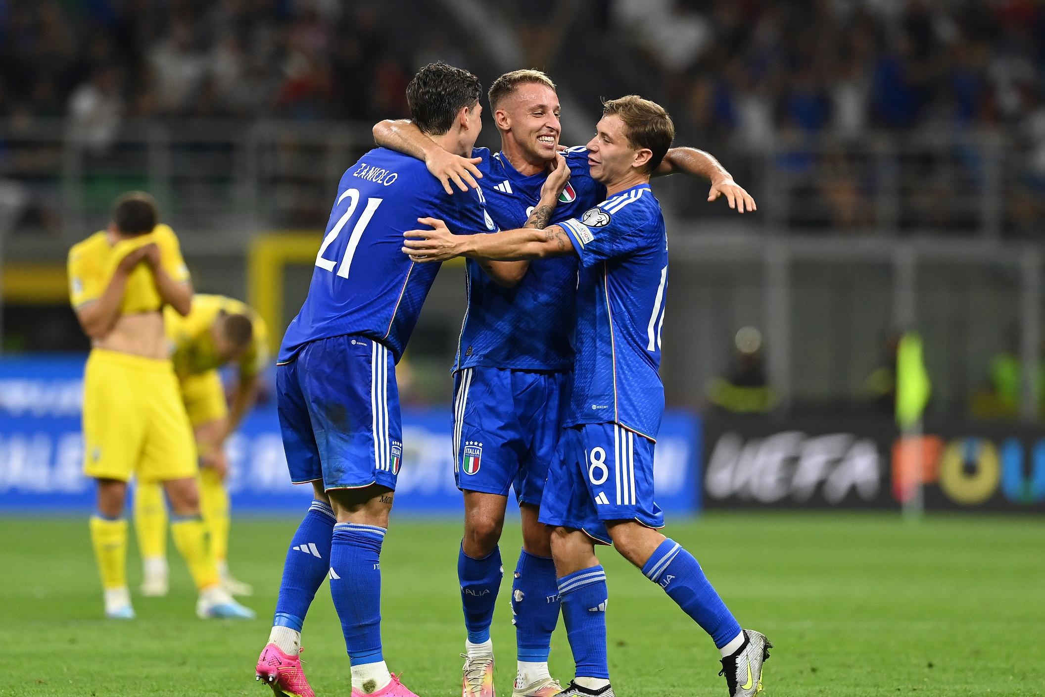 MILAN, ITALY - SEPTEMBER 12:  Davide Frattesi of Italy celebrates with team-mates after scoring the goal during the UEFA EURO 2024 European qualifier match between Italy and Ukraine at Stadio San Siro on September 12, 2023 in Milan, Italy. (Photo by Claudio Villa/Getty Images)