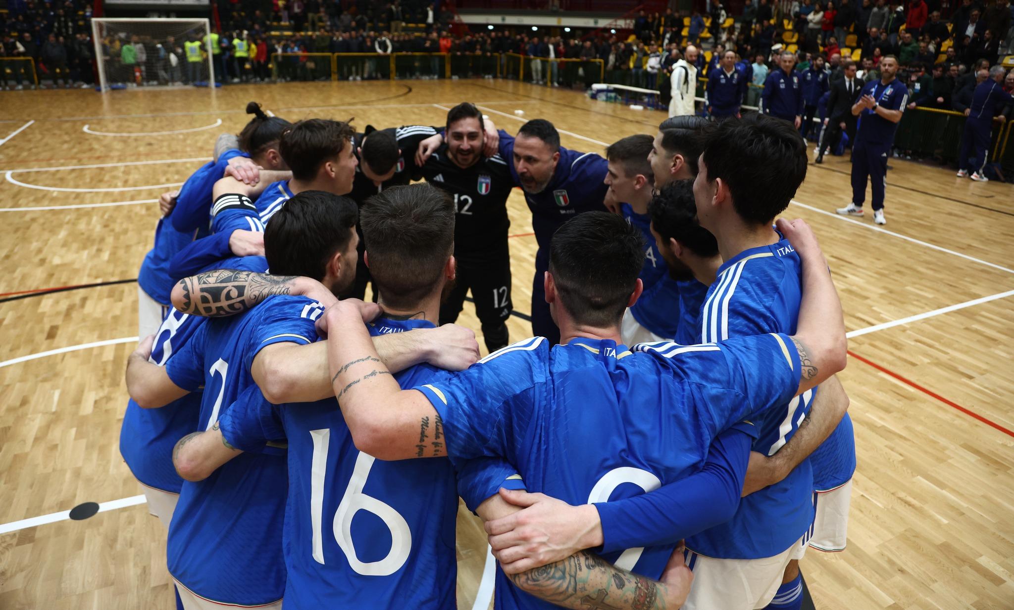 CATANIA, ITALY - MARCH 01: Players of Italy celebrate after 2024 Futsal World Cup Qualifying match played between Italy and North Macedonia at Palacatania on March 01, 2023 in Catania, Italy. (Photo by Maurizio Lagana/Getty Images)