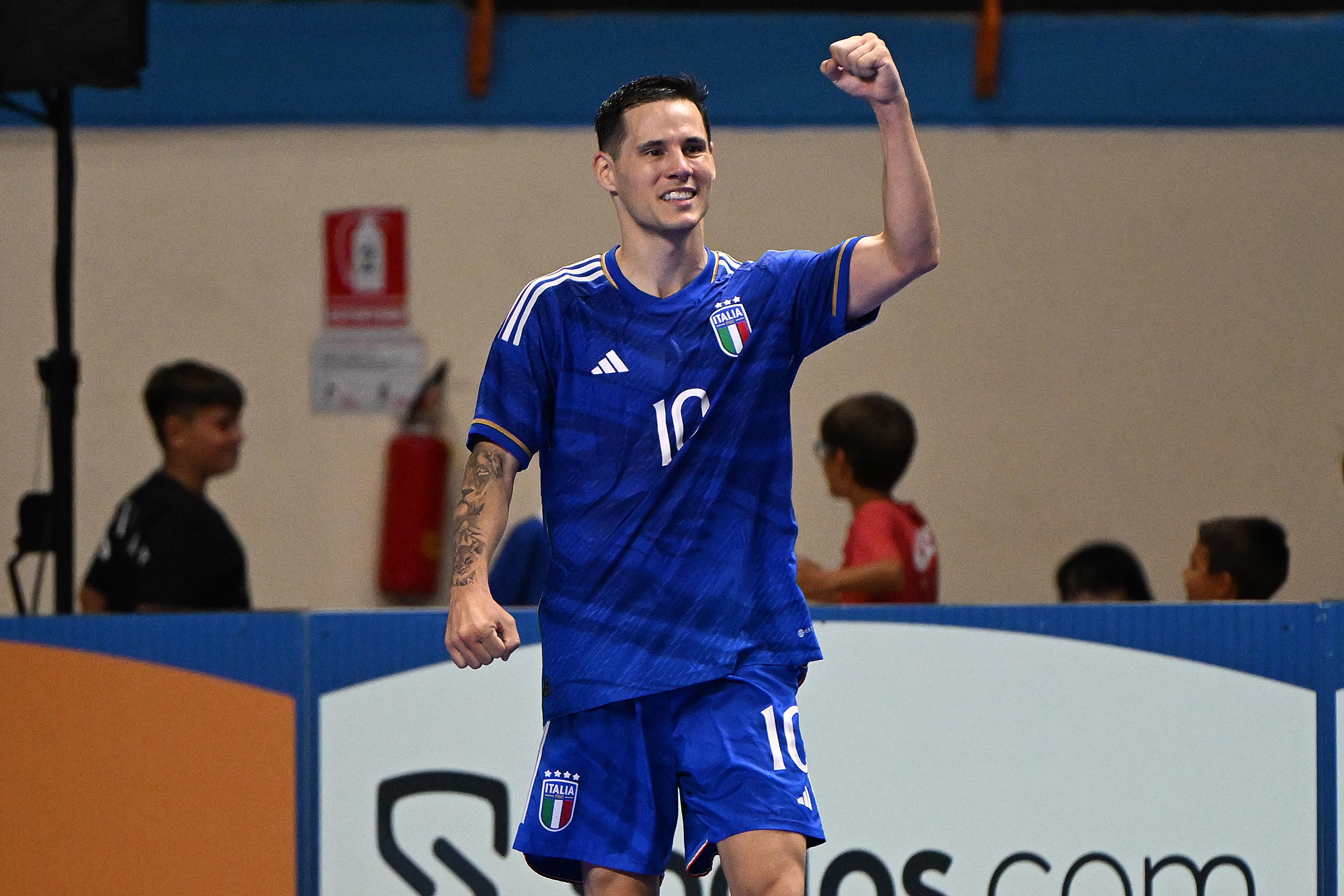 EBOLI, ITALY - SEPTEMBER 15: Alex Merlim of Italy celebrates after scoring the 3-0 goal during the FIFA Futsal World Cup 2024 Qualifier match between Italy and Slovenia on September 15, 2023 in Eboli, Italy. (Photo by Francesco Pecoraro/Getty Images)