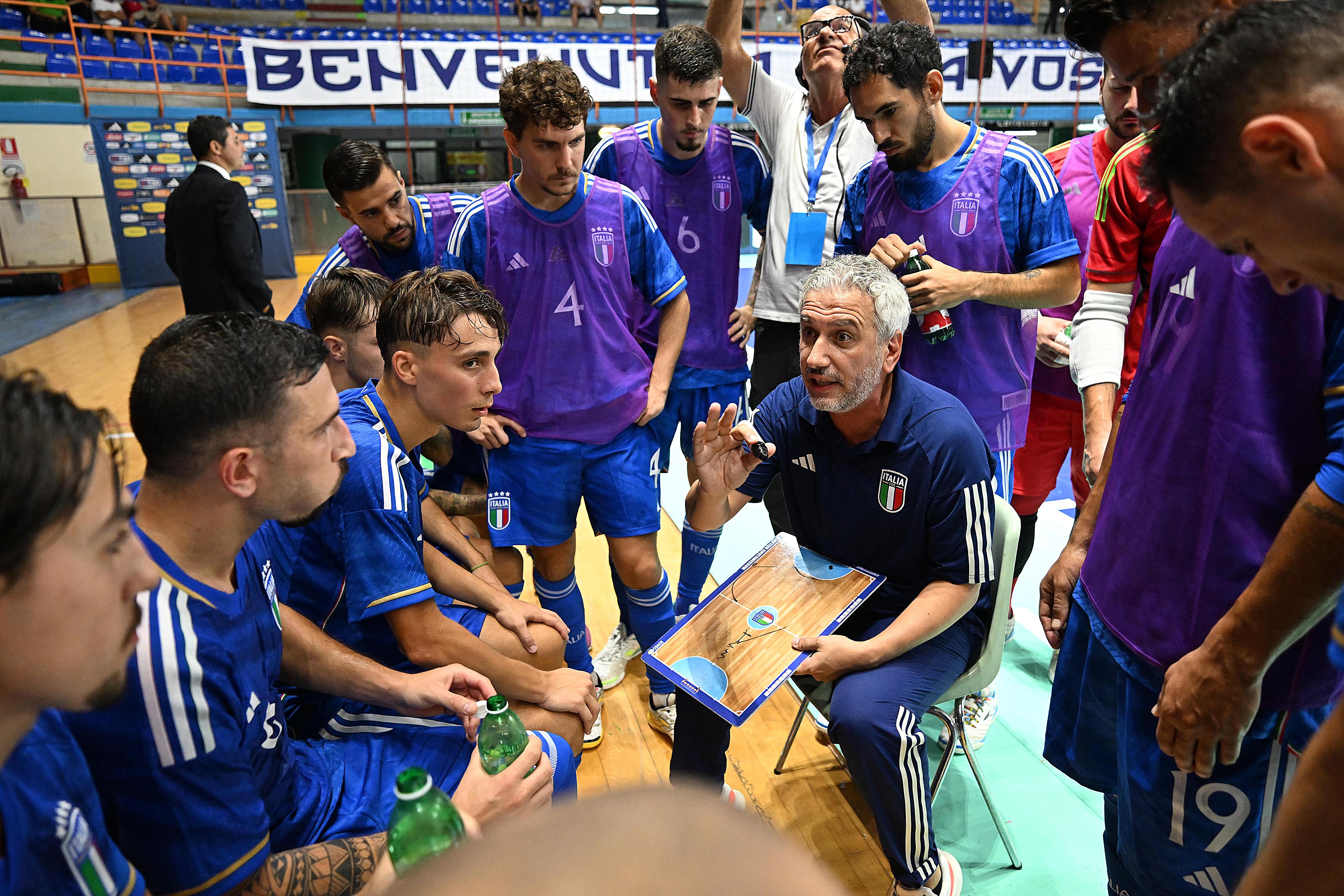 EBOLI, ITALY - SEPTEMBER 15: Massimiliano Bellarte Italy head coach and his players during timeout during the FIFA Futsal World Cup 2024 Qualifier match between Italy and Slovenia on September 15, 2023 in Eboli, Italy. (Photo by Francesco Pecoraro/Getty Images)