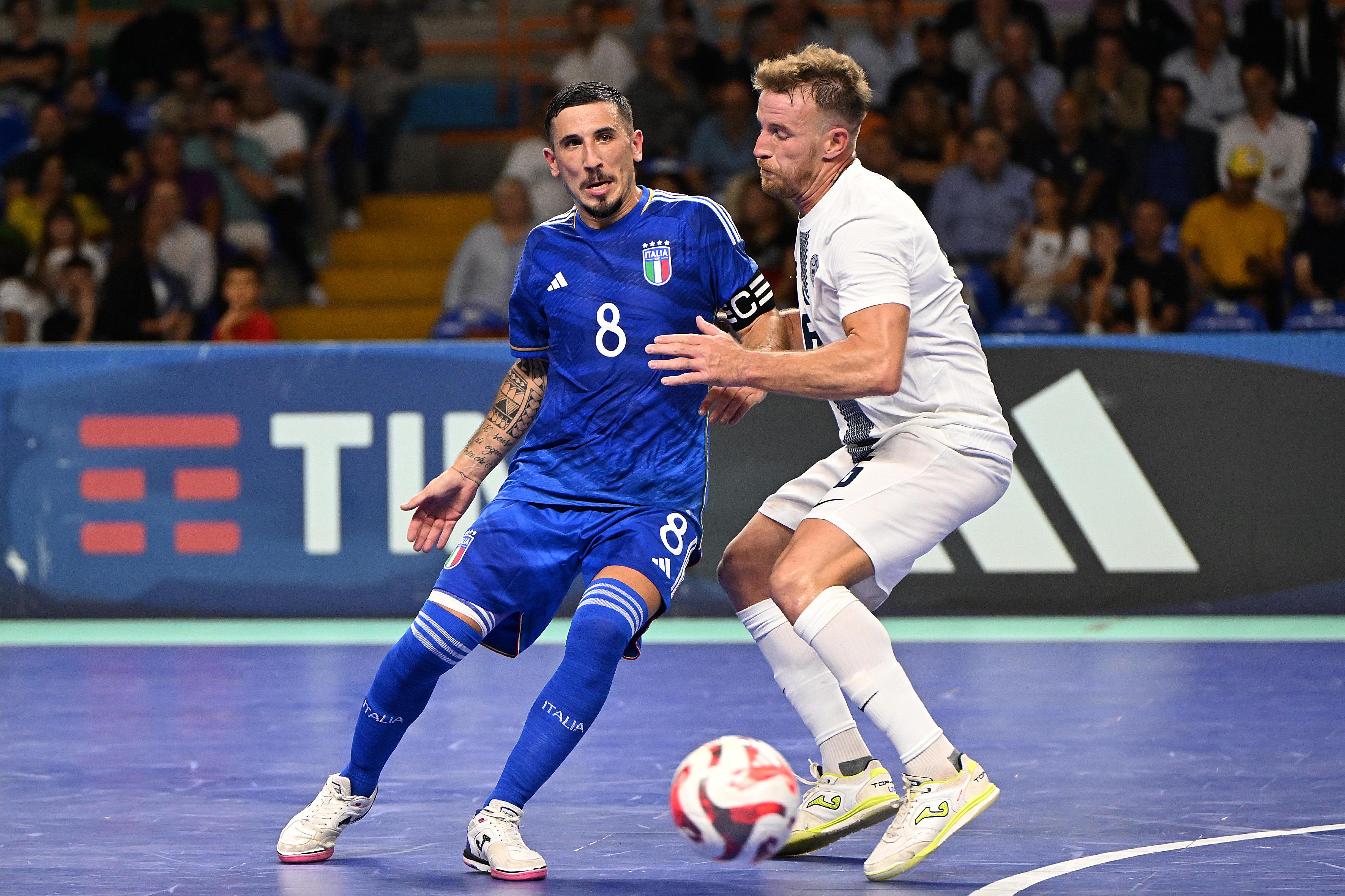 EBOLI, ITALY - SEPTEMBER 15: Carmelo Musumeci of Italy battles for possession with Denis Totoskovic of Slovenia during the FIFA Futsal World Cup 2024 Qualifier match between Italy and Slovenia on September 15, 2023 in Eboli, Italy. (Photo by Francesco Pecoraro/Getty Images)