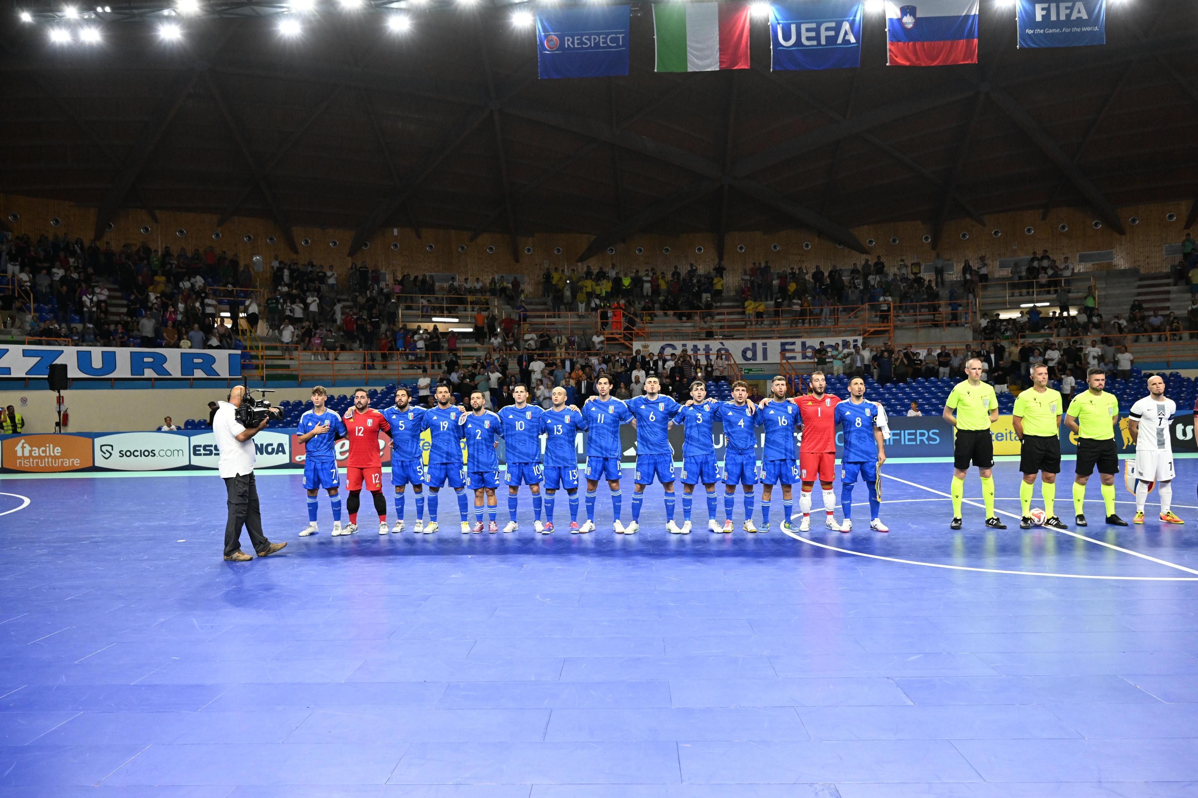 EBOLI, ITALY - SEPTEMBER 15: Italy team during national hymn before the FIFA Futsal World Cup 2024 Qualifier match between Italy and Slovenia on September 15, 2023 in Eboli, Italy. (Photo by Francesco Pecoraro/Getty Images)
