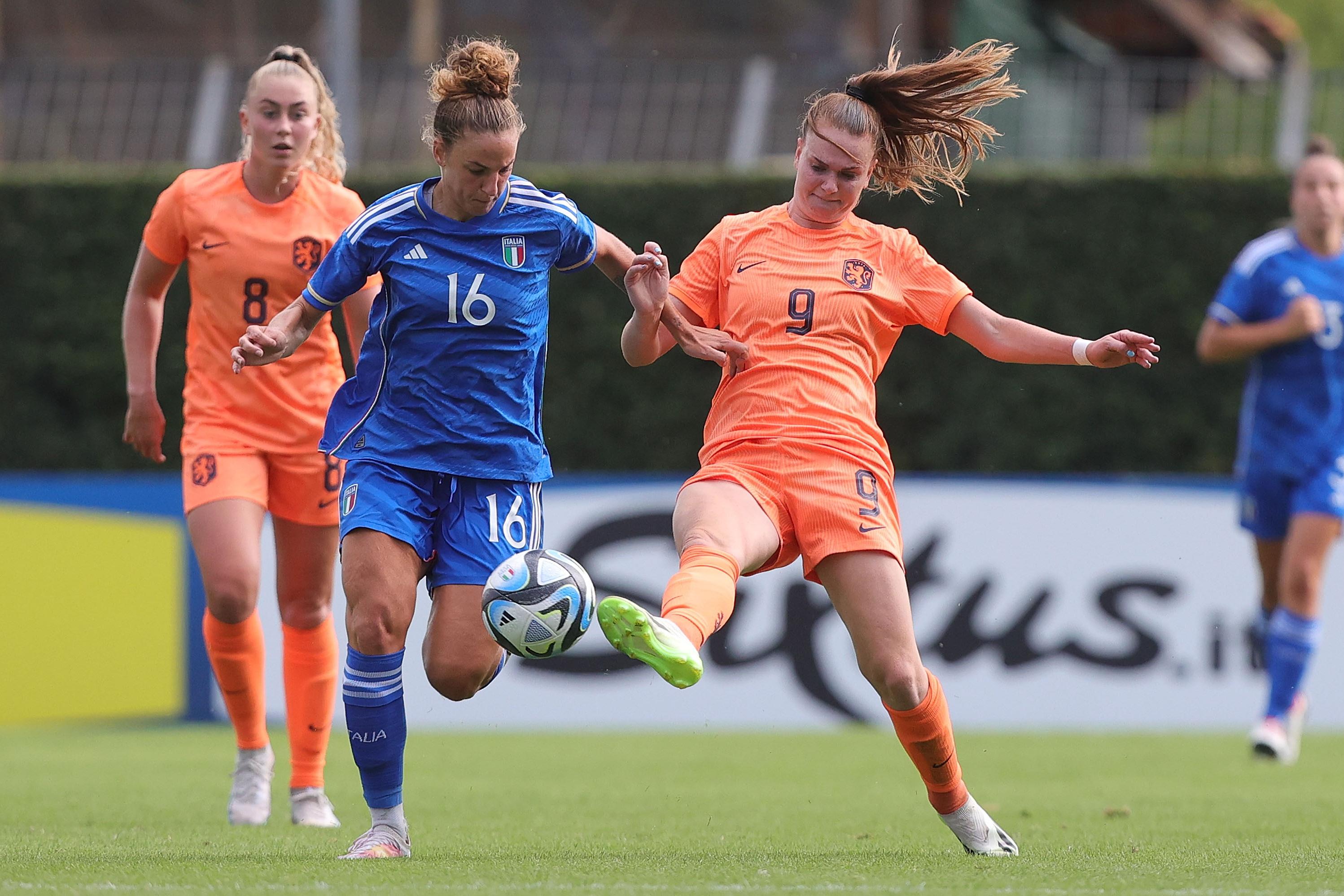 FLORENCE, ITALY - SEPTEMBER 21: Martina Tomaselli of Italy Women U23 battles for the ball with Liz Rijsbergen of Netherlands Women U23 during the international friendly match between Italy U23 Women and Netherlands U23 Women at Centro Tecnico Federale di Coverciano on September 21, 2023 in Florence, Italy. (Photo by Gabriele Maltinti/Getty Images) *** Local Caption *** Martina Tomaselli; Liz Rijsbergen
