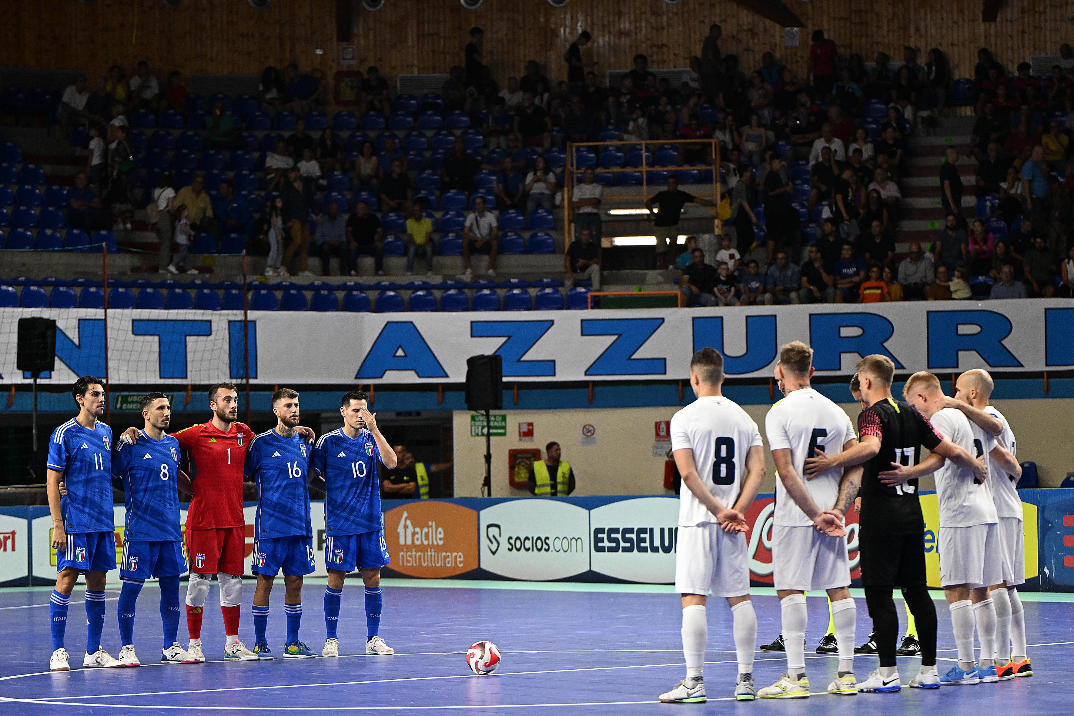 EBOLI, ITALY - SEPTEMBER 15: Italy and Slovenia team during the one minute of silence before the FIFA Futsal World Cup 2024 Qualifier match between Italy and Slovenia on September 15, 2023 in Eboli, Italy. (Photo by Francesco Pecoraro/Getty Images)
