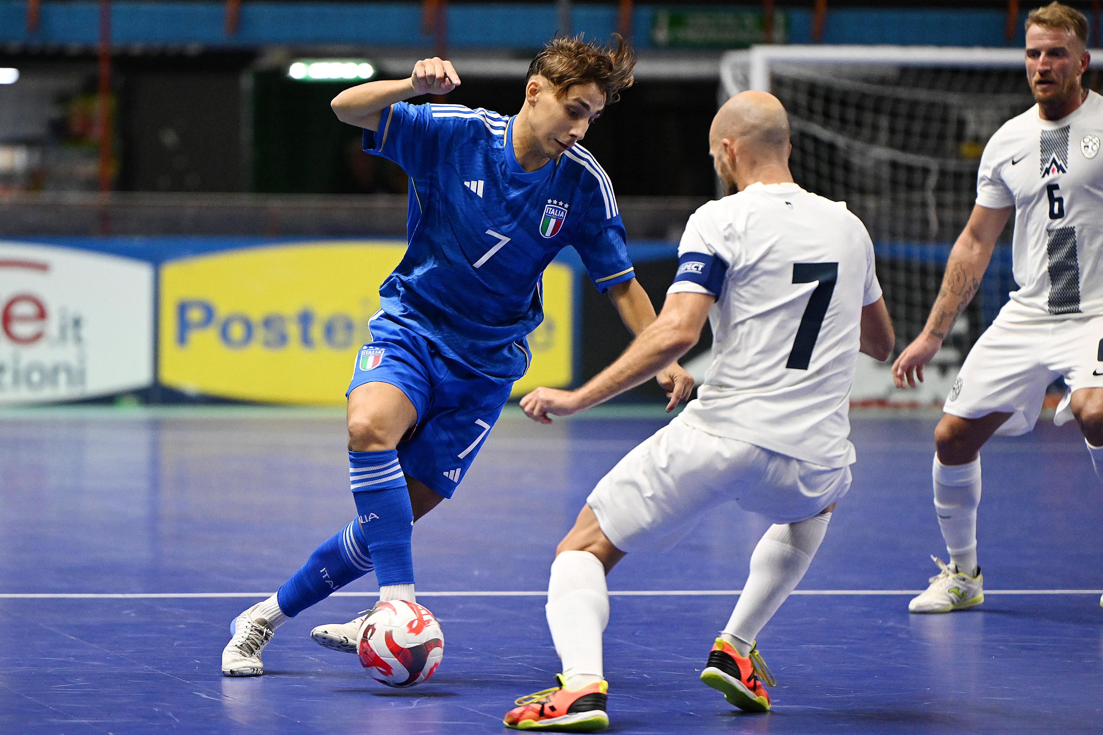 EBOLI, ITALY - SEPTEMBER 15: Antonino Isgrò of Italy battles for possession with Igor Osredkar of Slovenia during the FIFA Futsal World Cup 2024 Qualifier match between Italy and Slovenia on September 15, 2023 in Eboli, Italy. (Photo by Francesco Pecoraro/Getty Images)