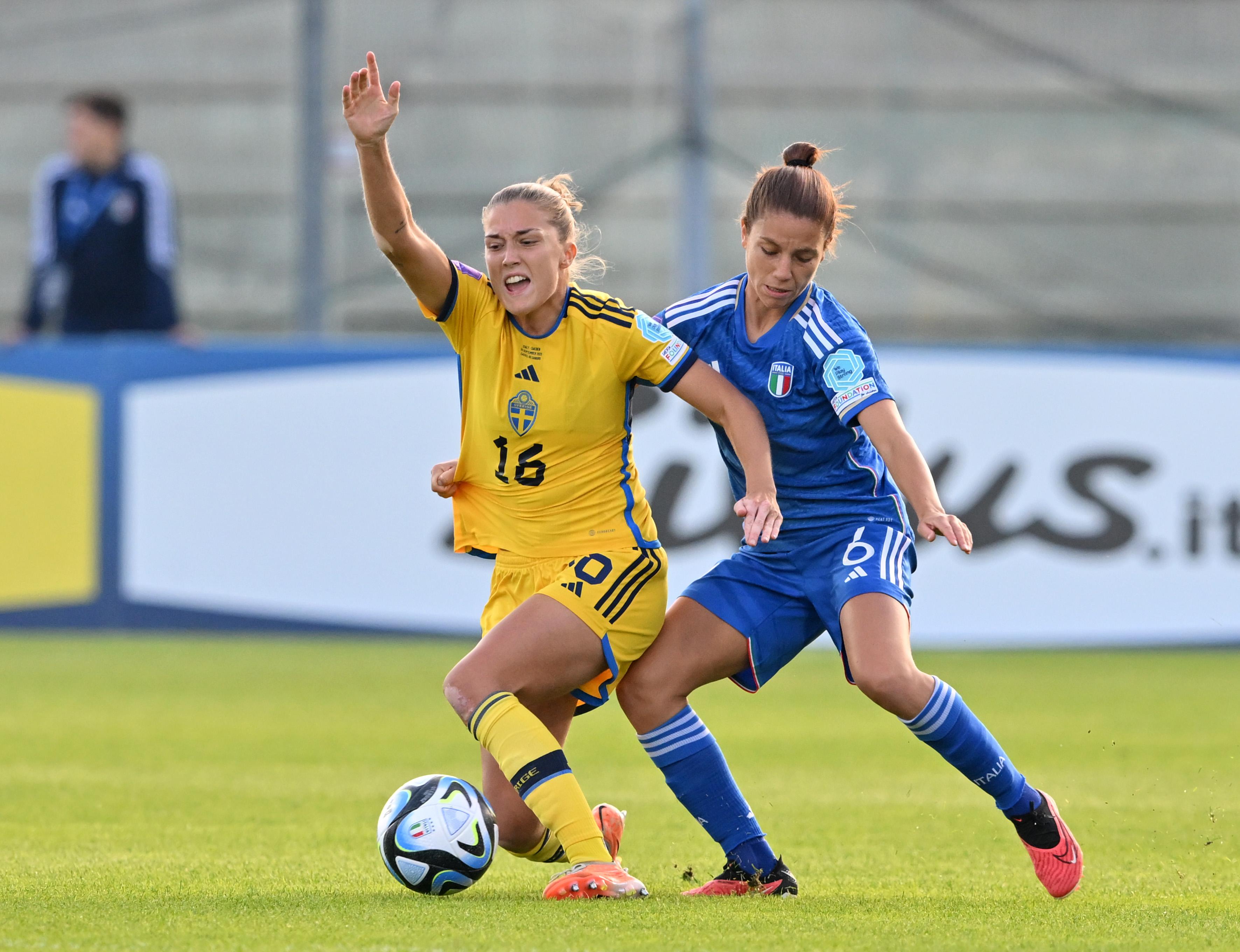 CASTEL DI SANGRO, ITALY - SEPTEMBER 26: Manuela Giugliano of Italy and Filippa Angeldal of Sweden in action during the UEFA Womens Nations League match between Italy and Sweden at on September 26, 2023 in Castel di Sangro, Italy. (Photo by Giuseppe Bellini/Getty Images)