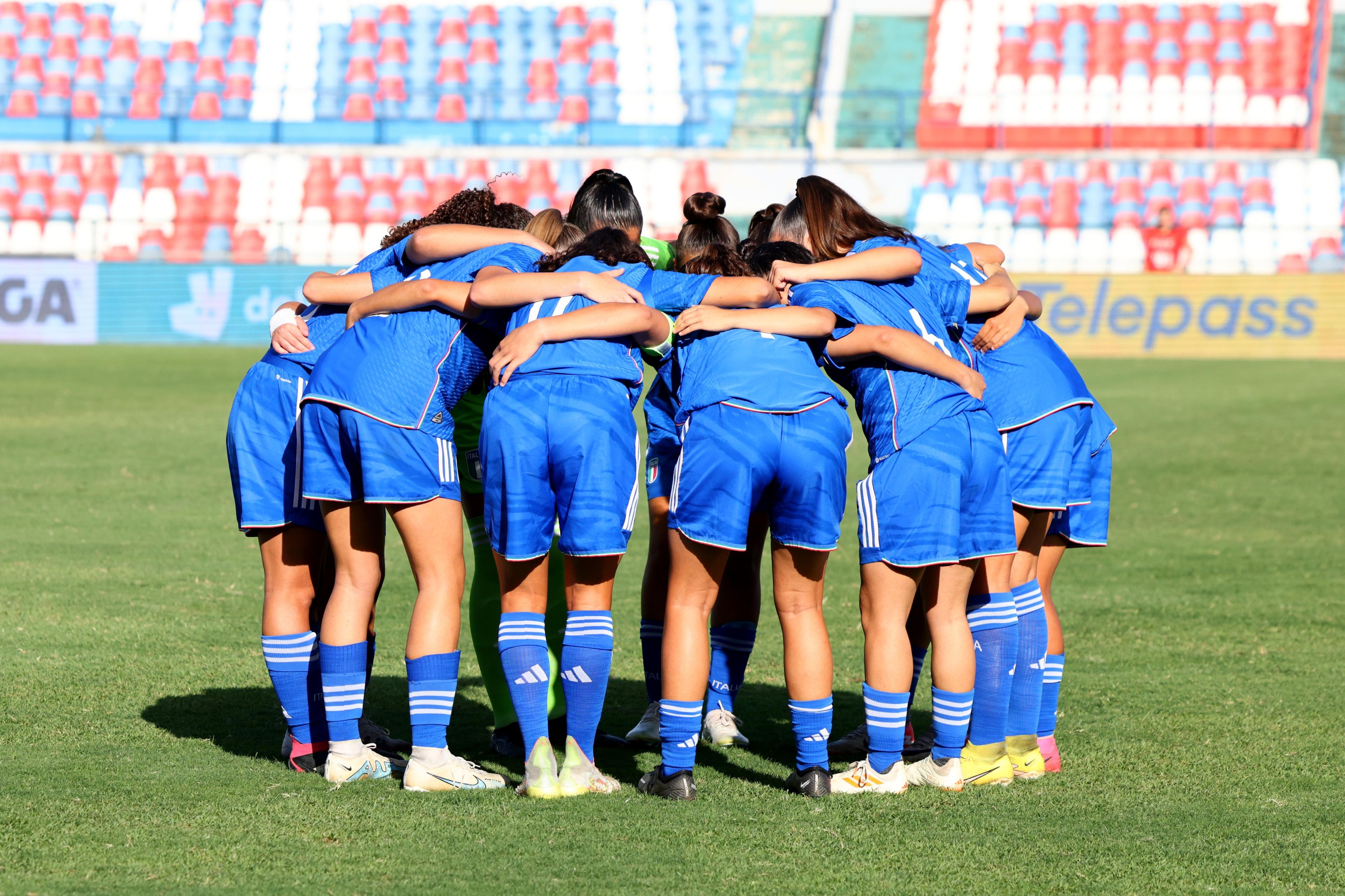 COSENZA, ITALY - OCTOBER 09: Players of Italy prior the 2023/24 UEFA European Women's Under-17 Championship Round 1 match between Italy and Slovenia on October 09, 2023 in Cosenza, Italy. (Photo by Maurizio Lagana/Getty Images)