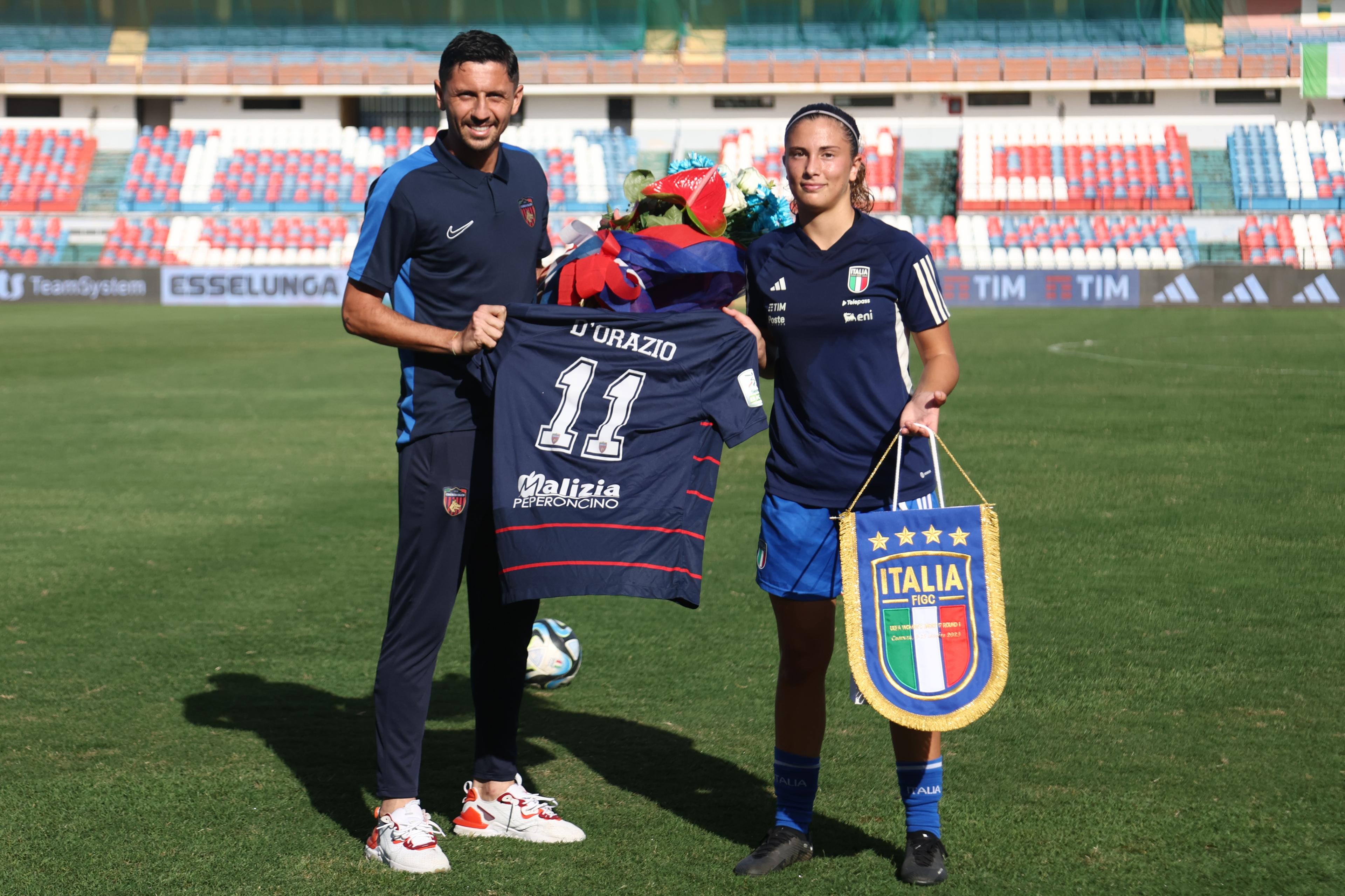 COSENZA, ITALY - OCTOBER 09: Captain of Italy Arianna Pieri receives by Tommaso D'Orazio a shirt of Cosenza Calcio prior the 2023/24 UEFA European Women's Under-17 Championship Round 1 match between Italy and Slovenia on October 09, 2023 in Cosenza, Italy. (Photo by Maurizio Lagana/Getty Images)