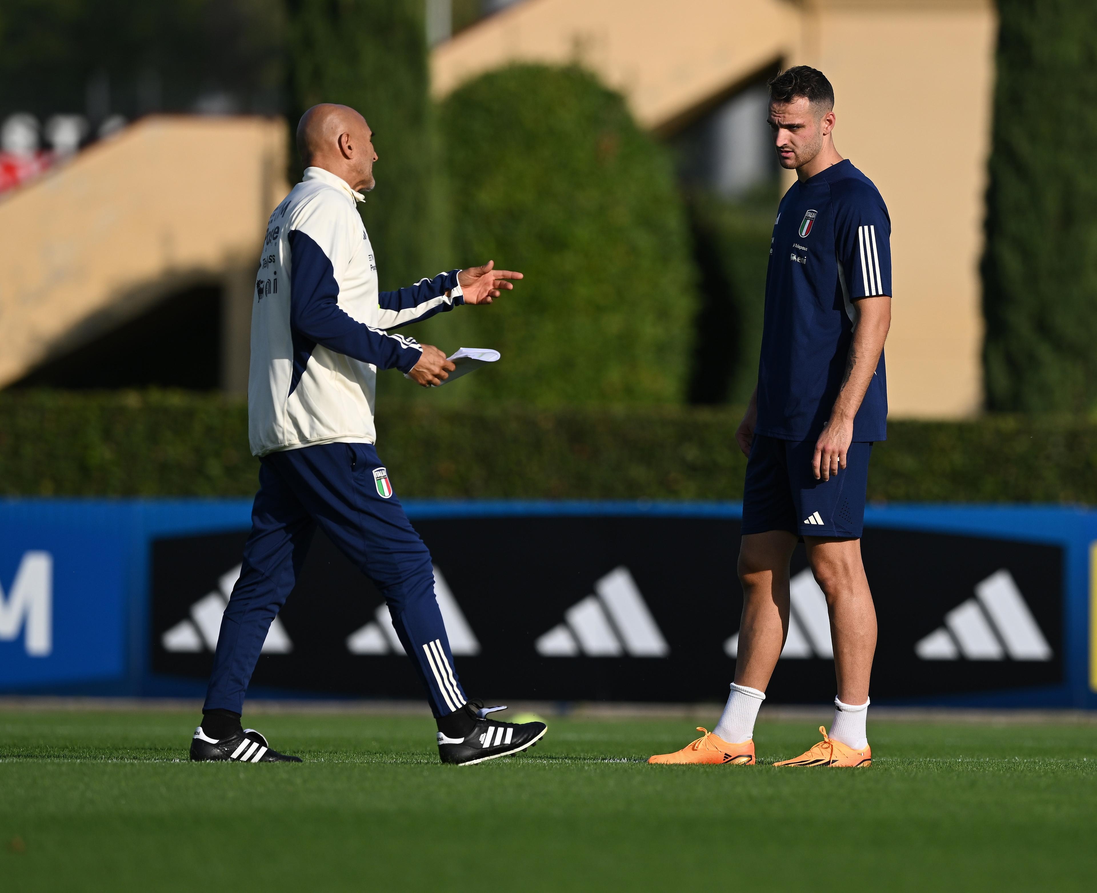 FLORENCE, ITALY - OCTOBER 10: Head coach of Italy Luciano Spalletti speaks with Federico Gatti during Italy training session at Centro Tecnico Federale di Coverciano on October 10, 2023 in Florence, Italy. (Photo by Claudio Villa/Getty Images)