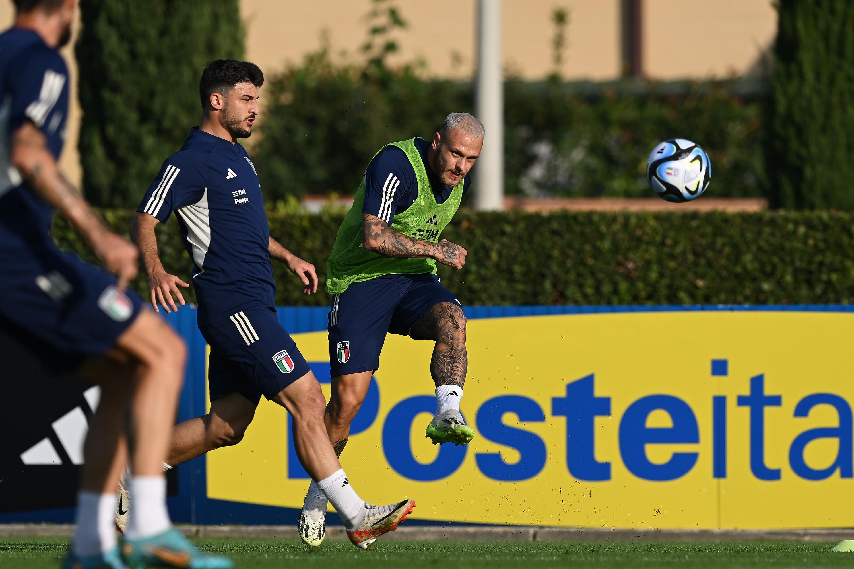 FLORENCE, ITALY - OCTOBER 10:  Federico Dimarco of Italy warms up during Italy training session at Centro Tecnico Federale di Coverciano on October 10, 2023 in Florence, Italy. (Photo by Claudio Villa/Getty Images)