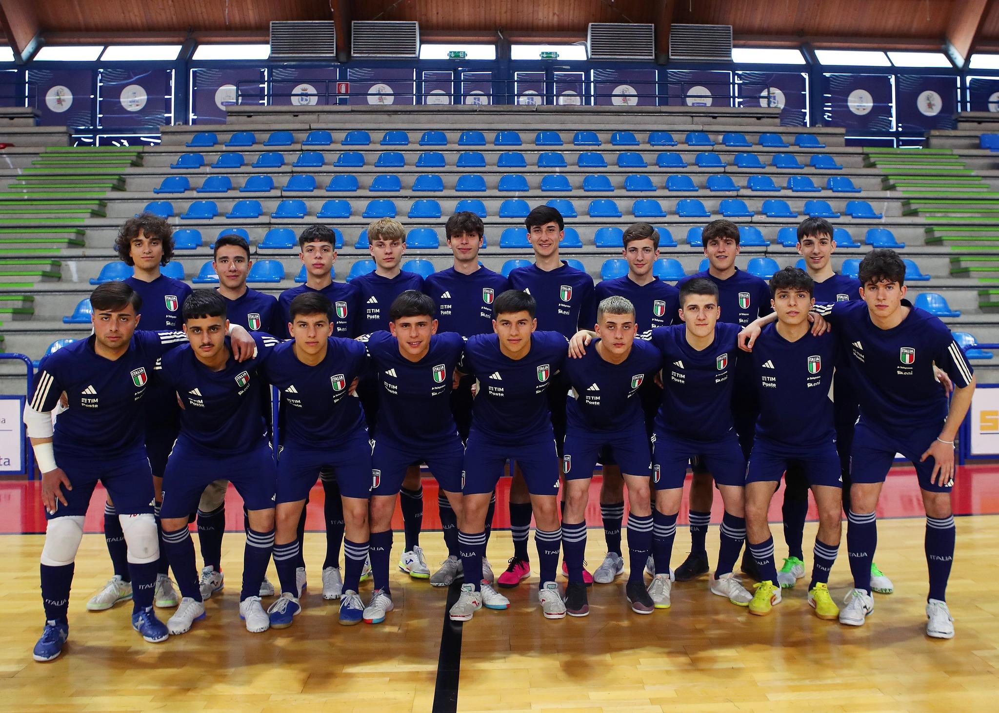 GENZANO DI ROMA, ITALY - MAY 05: Futsal Italy U17 team poses during the FIGC futsal day at PalaCesaroni on May 05, 2023 in Genzano di Roma, Italy. (Photo by Paolo Bruno/Getty Images)