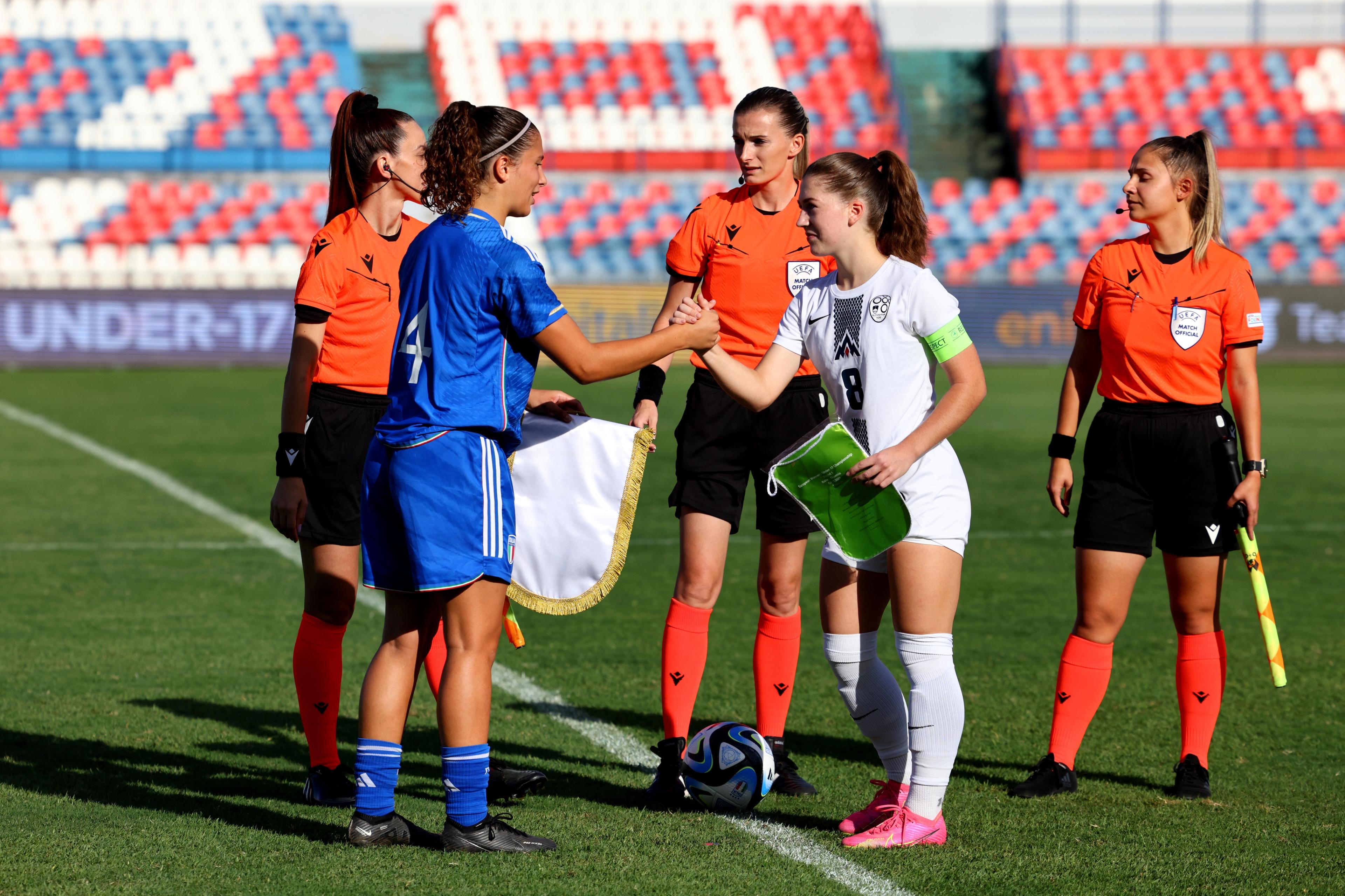 COSENZA, ITALY - OCTOBER 09: Captain of Italy Arianna Pieri and captain of Slovenia Maja Madon exchange pennants prior the 2023/24 UEFA European Women's Under-17 Championship Round 1 match between Italy and Slovenia on October 09, 2023 in Cosenza, Italy. (Photo by Maurizio Lagana/Getty Images)