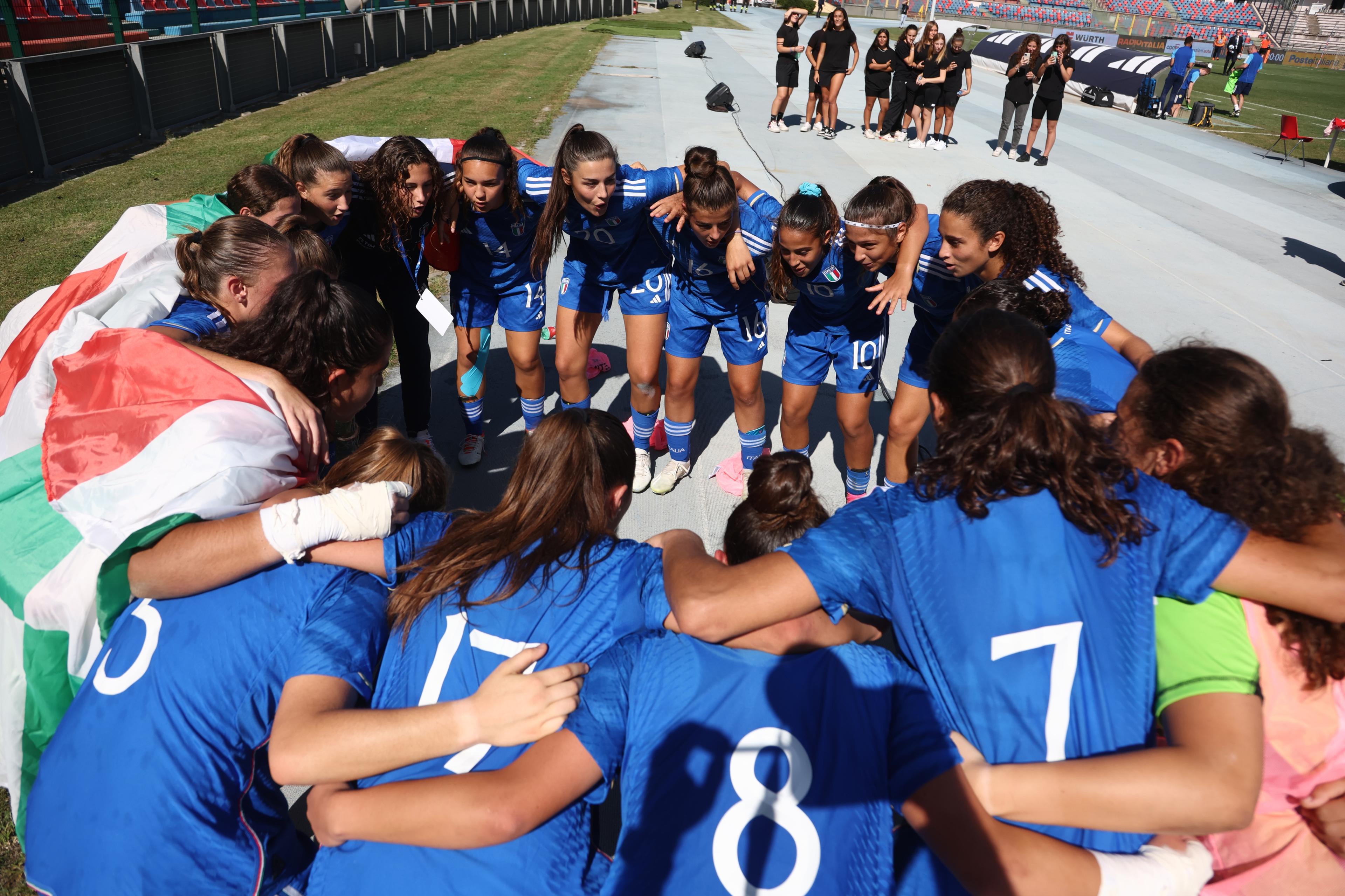 COSENZA, ITALY - OCTOBER 15: Team of Italy celebrates after the 2023/24 UEFA European Women's Under-17 Championship Round 1 match between Italy and Scotland on October 15, 2023 in Cosenza, Italy. (Photo by Maurizio Lagana/Getty Images)