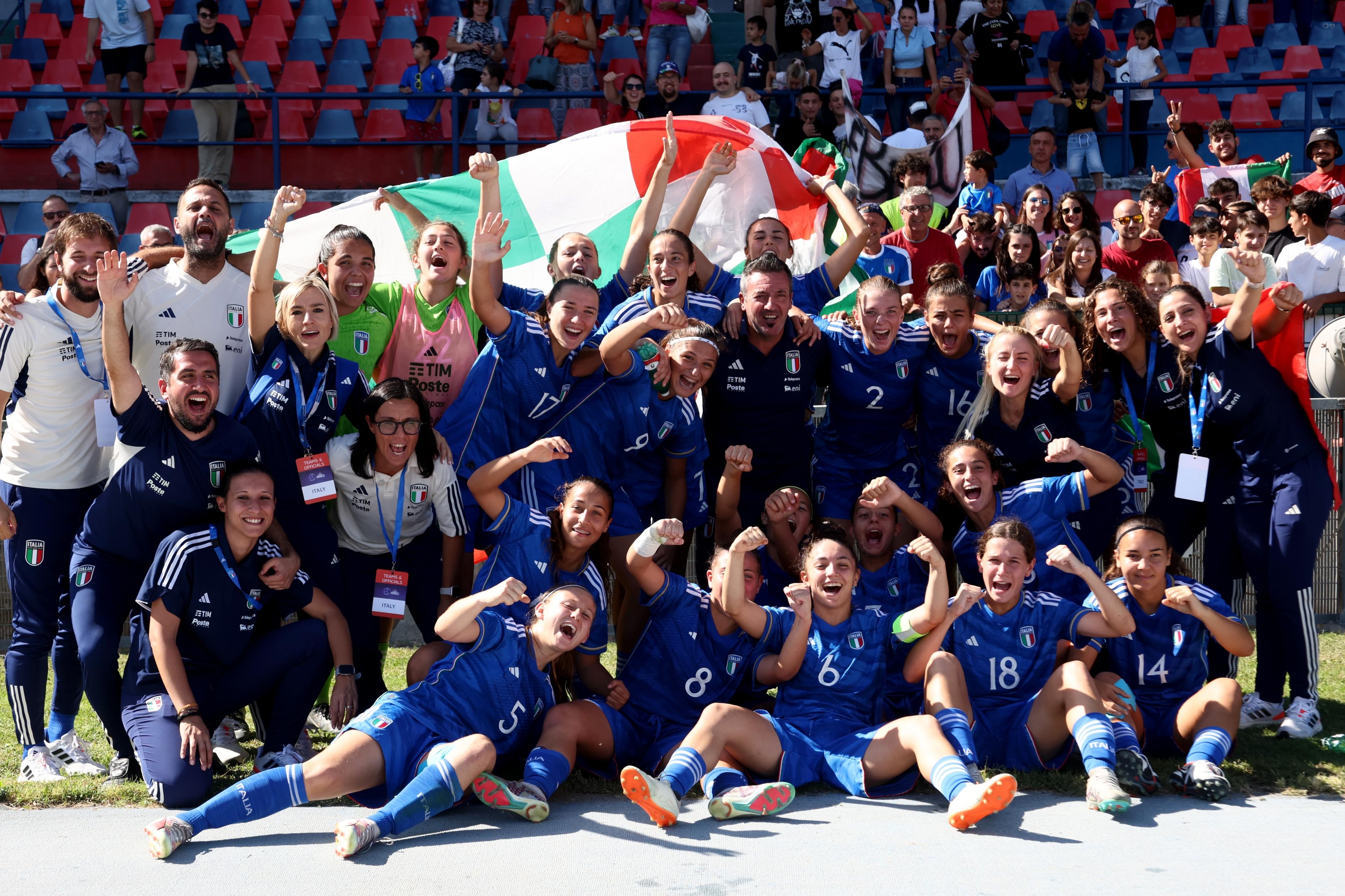 COSENZA, ITALY - OCTOBER 15: Team of Italy celebrates after the 2023/24 UEFA European Women\\'s Under-17 Championship Round 1 match between Italy and Scotland on October 15, 2023 in Cosenza, Italy. (Photo by Maurizio Lagana/Getty Images)