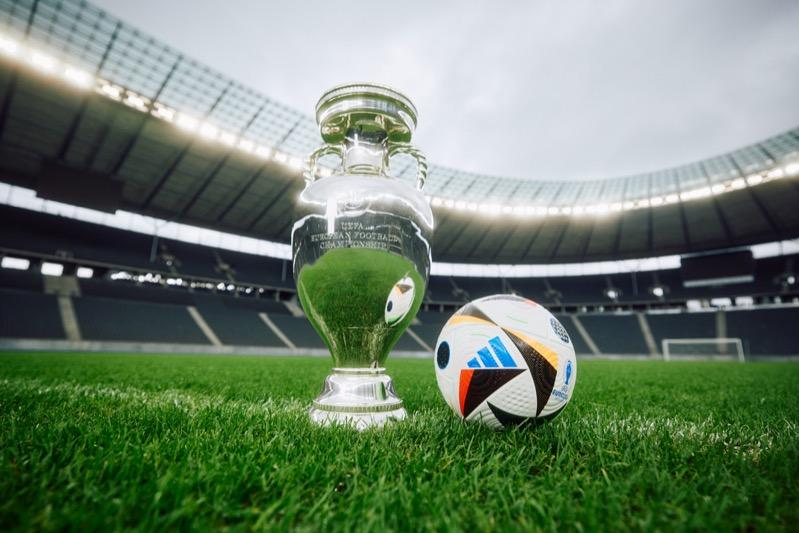 'Fussballiebe\": il pallone ufficiale di Euro 2024 firmato adidas celebra l'amore per il calcio e diventa strumento per le decisioni arbitrali