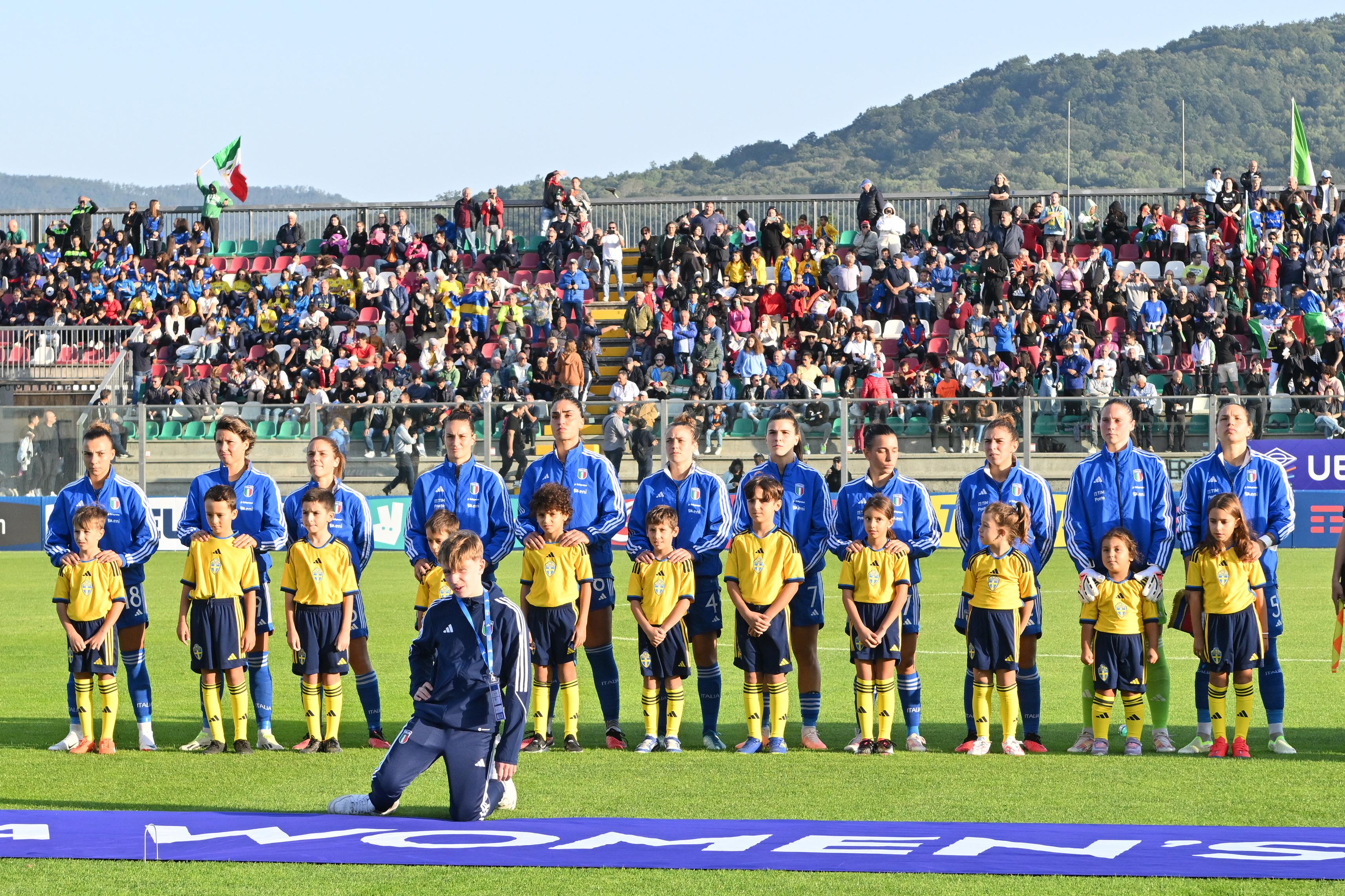 CASTEL DI SANGRO, ITALY - SEPTEMBER 26: Team o Italy stud up prior the UEFA Womens Nations League match between Italy and Sweden at  on September 26, 2023 in Castel di Sangro, Italy. (Photo by Giuseppe Bellini/Getty Images)