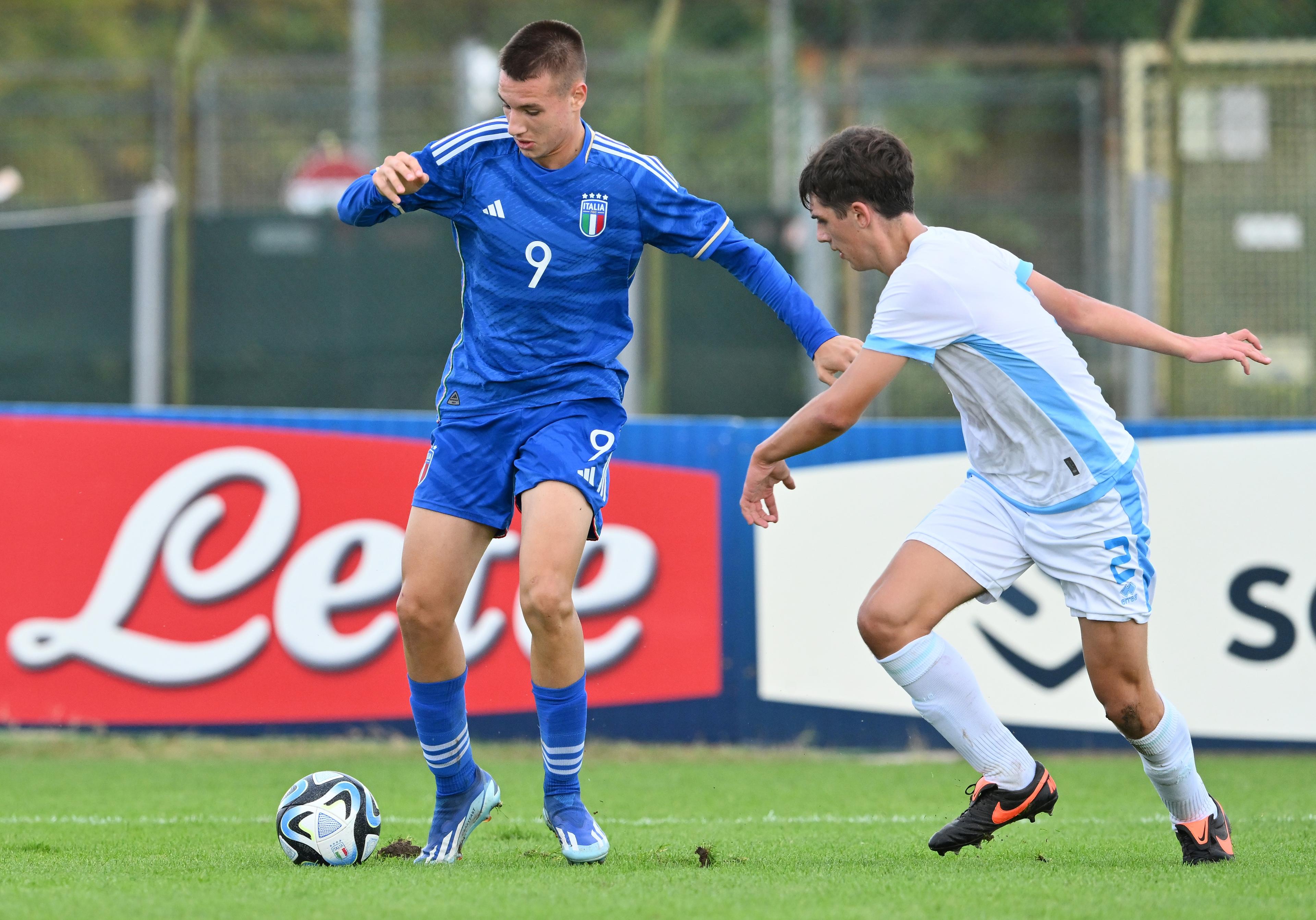 SANT'ARCANGELO DI ROMAGNA, ITALY - OCTOBER 25: Francesco Camarda of Italy and Diego Marani of San Marino in action during European Under-17 Championship 2024 qualifying round match between Italy snd San Marino at Stadio Valentino Mazzola on October 25, 2023 in Sant'Arcangelo di Romagna, Italy. (Photo by Giuseppe Bellini/Getty Images)