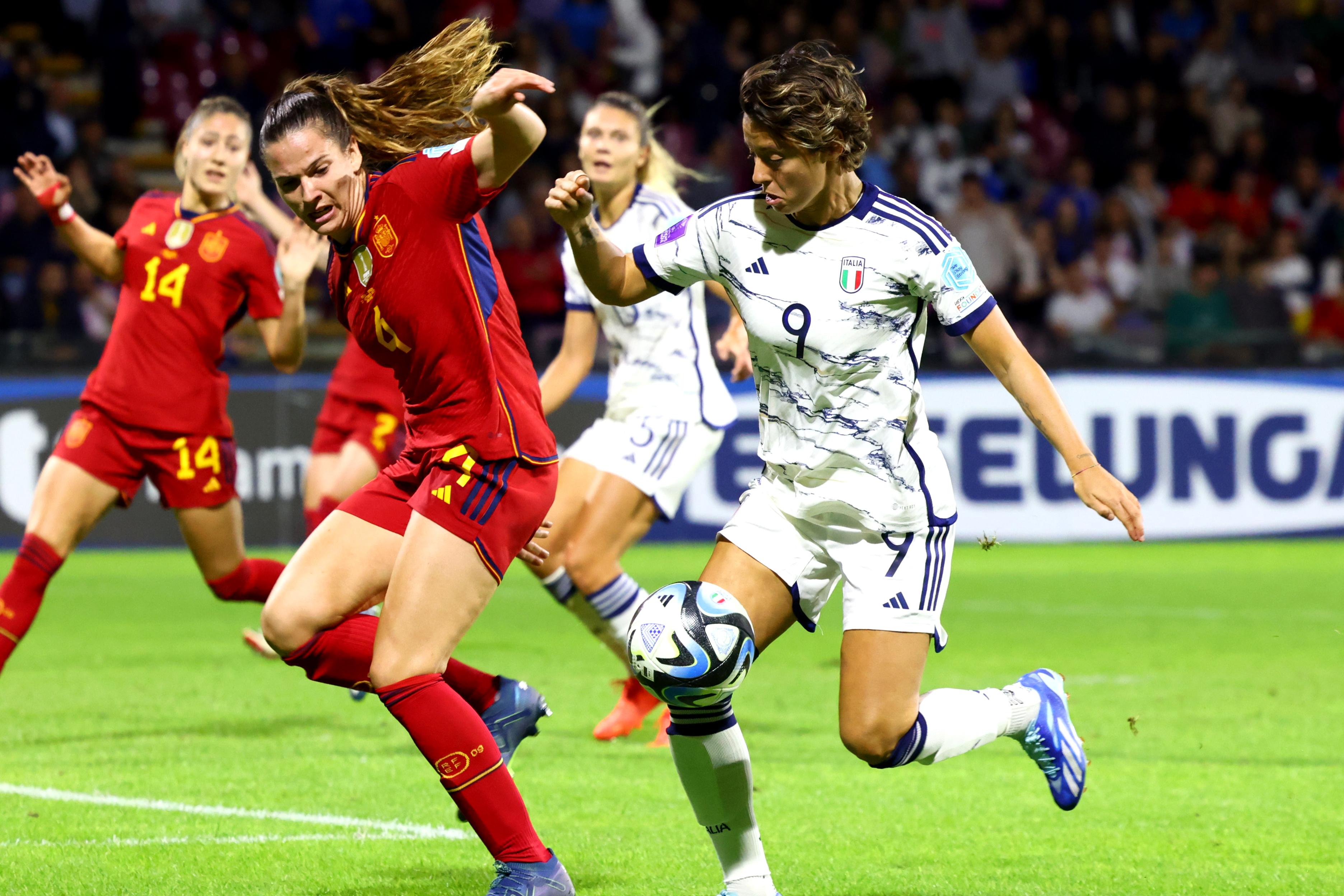 SALERNO, ITALY - OCTOBER 27: Valentina Giacinti of Italy competes for the ball with Codina Panedas of Spain during UEFA Women\\'s Nations League match between Italy and Spain at Stadio Arechi on October 27, 2023 in Salerno, Italy. (Photo by Maurizio Lagana/Getty Images)