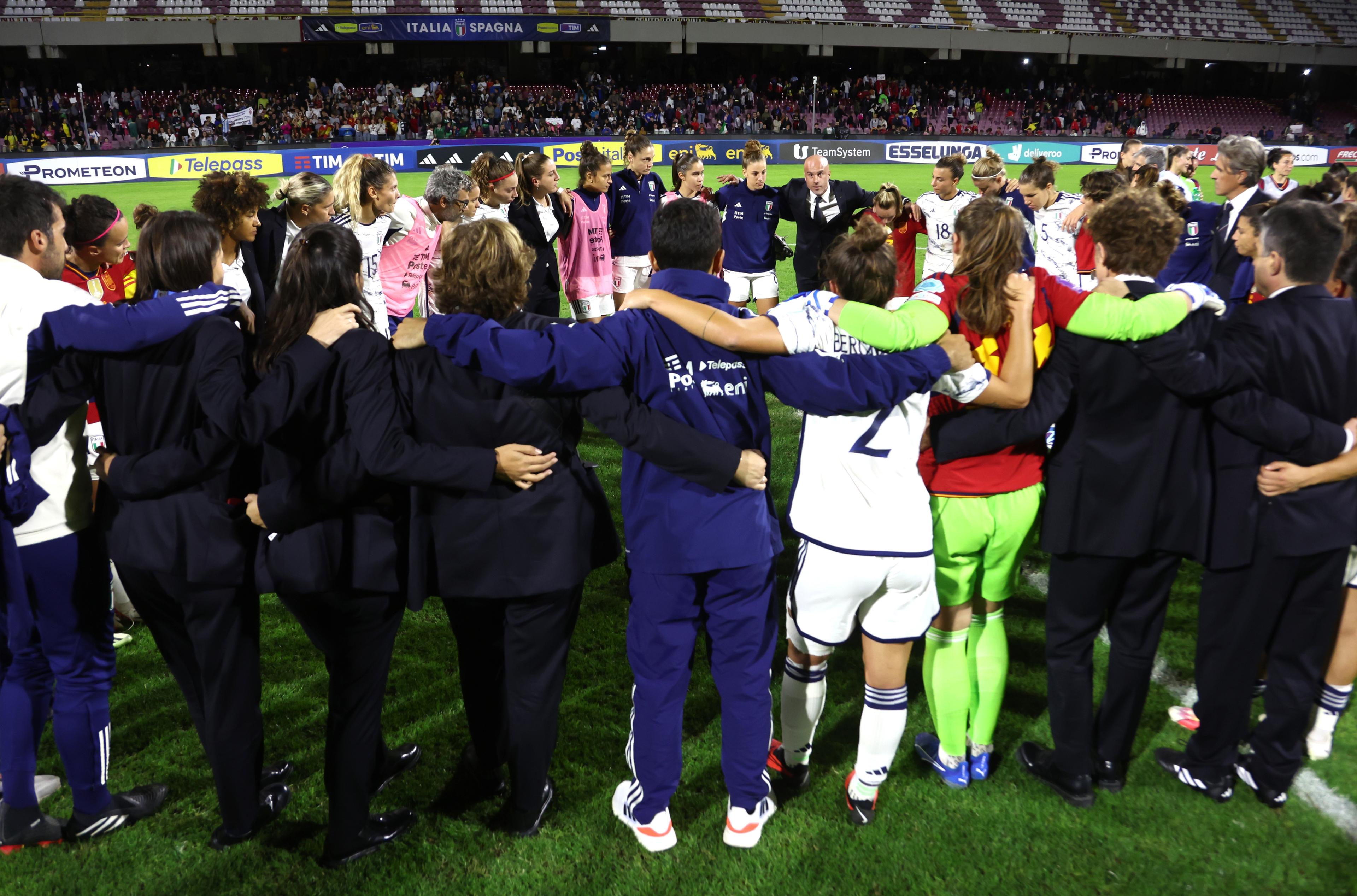 SALERNO, ITALY - OCTOBER 27: Players and staff of Italy after UEFA Women's Nations League match between Italy and Spain at Stadio Arechi on October 27, 2023 in Salerno, Italy. (Photo by Maurizio Lagana/Getty Images)