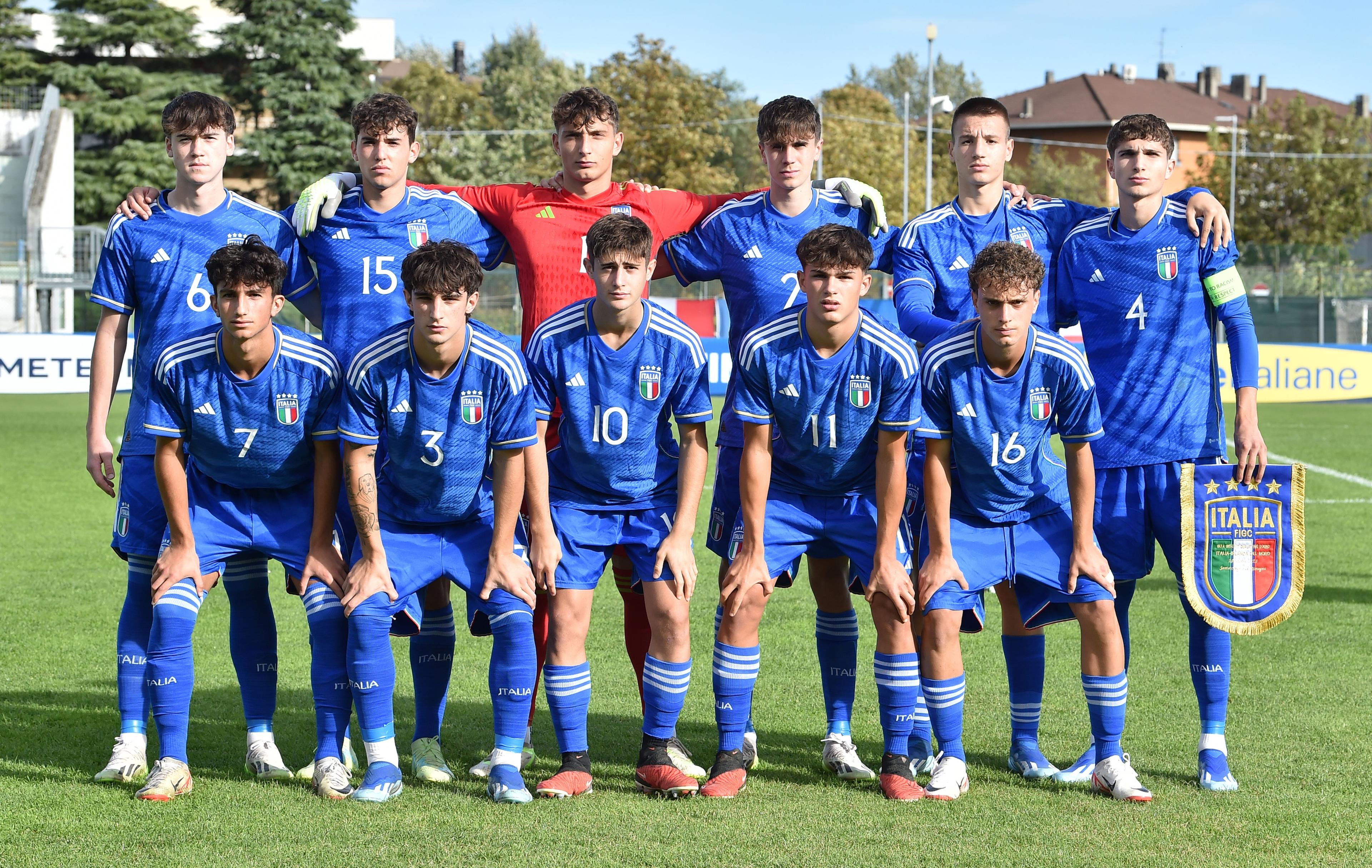 SANT'ARCANGELO DI ROMAGNA, ITALY - OCTOBER 28: Team of Italy prior European Under-17 Championship 2024 qualifying round match between Italy and Northern Ireland at Stadio Valentino Mazzola on October 28, 2023 in Sant'Arcangelo di Romagna, Italy. (Photo by Giuseppe Bellini/Getty Images)