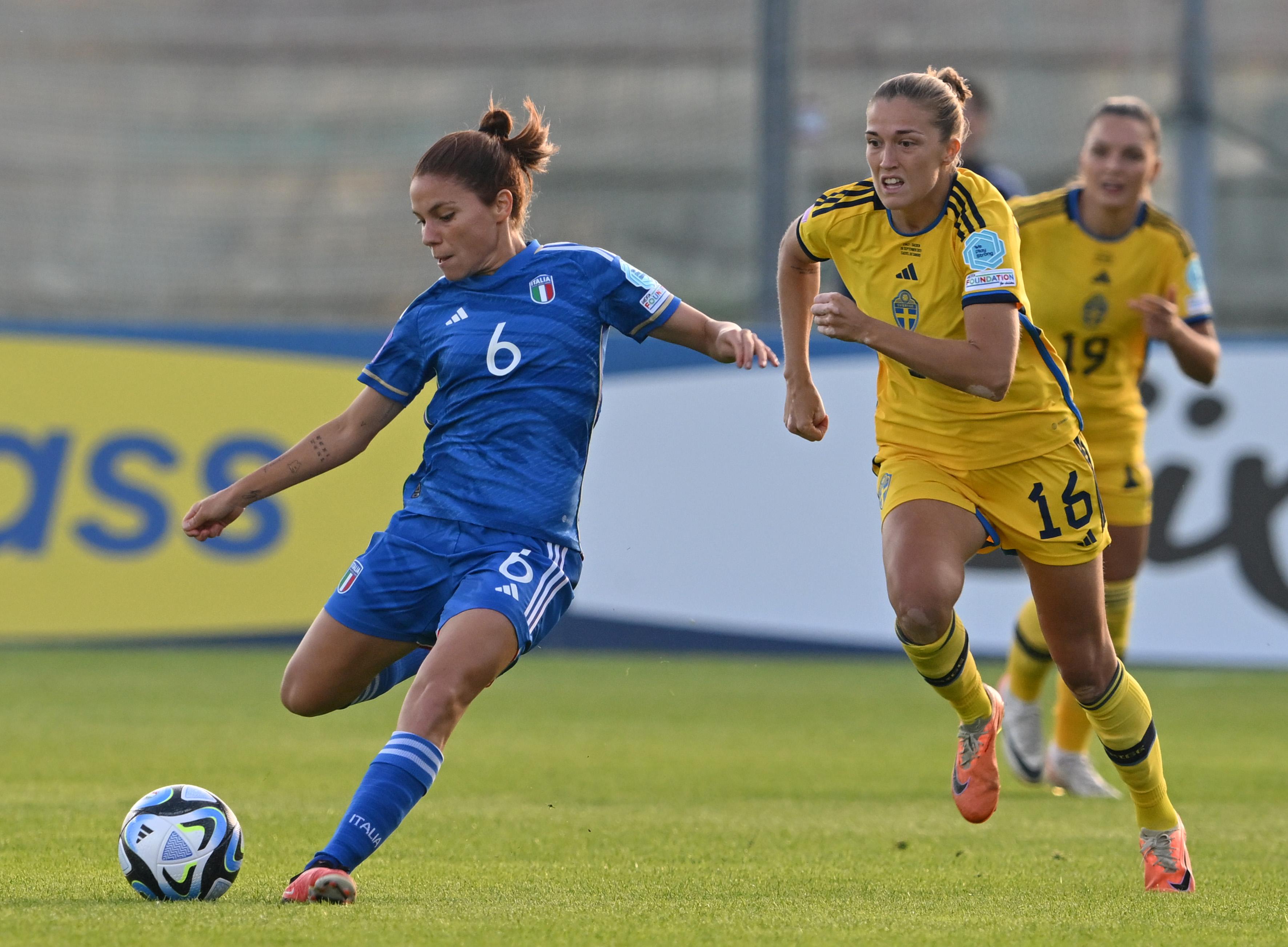 CASTEL DI SANGRO, ITALY - SEPTEMBER 26: Manuela Giugliano of Italy and Filippa Angeldal of Sweden in action during the UEFA Womens Nations League match between Italy and Sweden at on September 26, 2023 in Castel di Sangro, Italy. (Photo by Giuseppe Bellini/Getty Images)