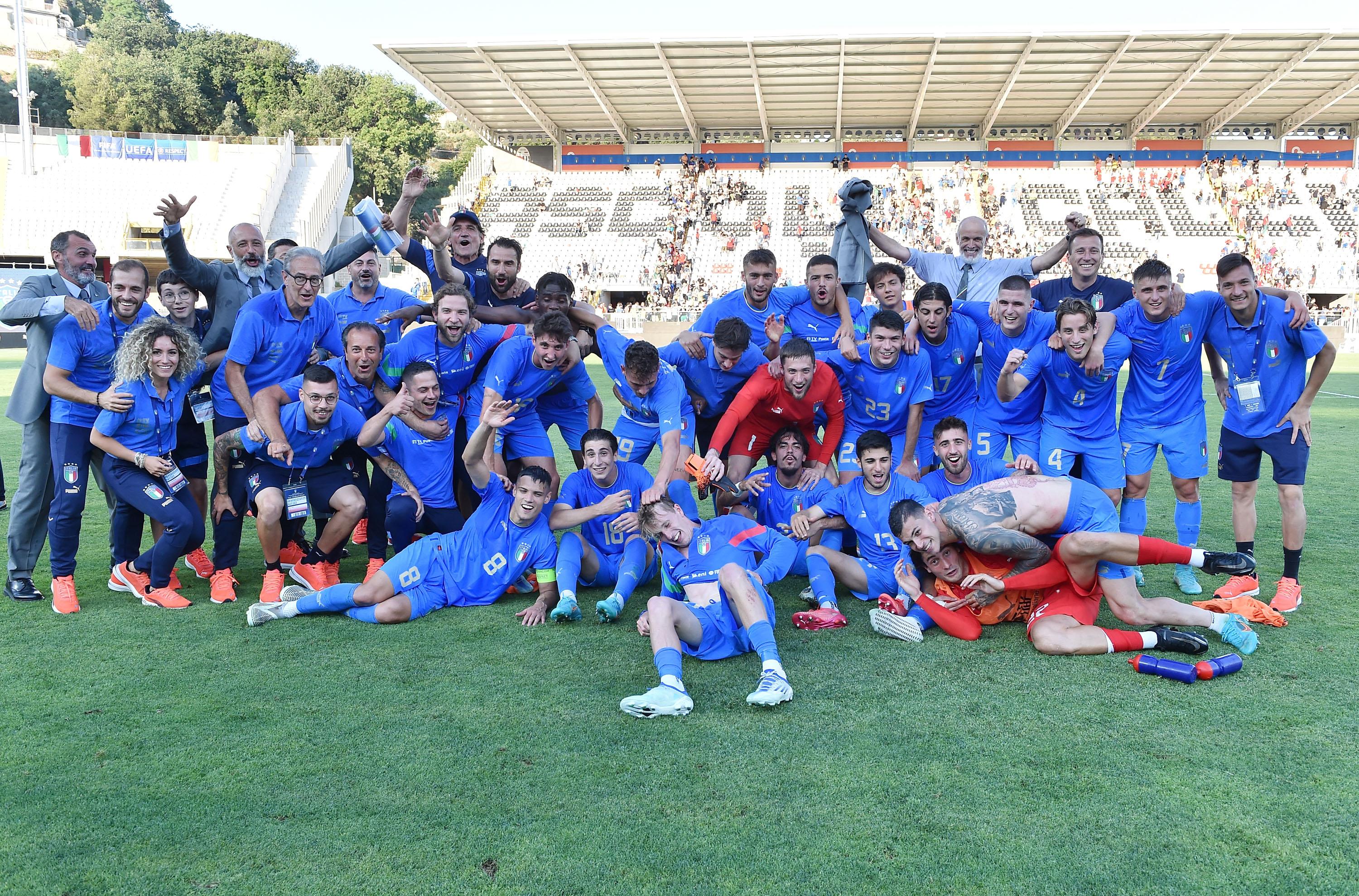 ASCOLI PICENO, ITALY - JUNE 14: Players of Italy U21 celebrate the victory after the UEFA European Under-21 Championship Qualifier Group F match between Italy U21 and Ireland U21 at Stadio Cino e Lillo Del Duca on June 14, 2022 in Ascoli Piceno, Italy. (Photo by Giuseppe Bellini/Getty Images)