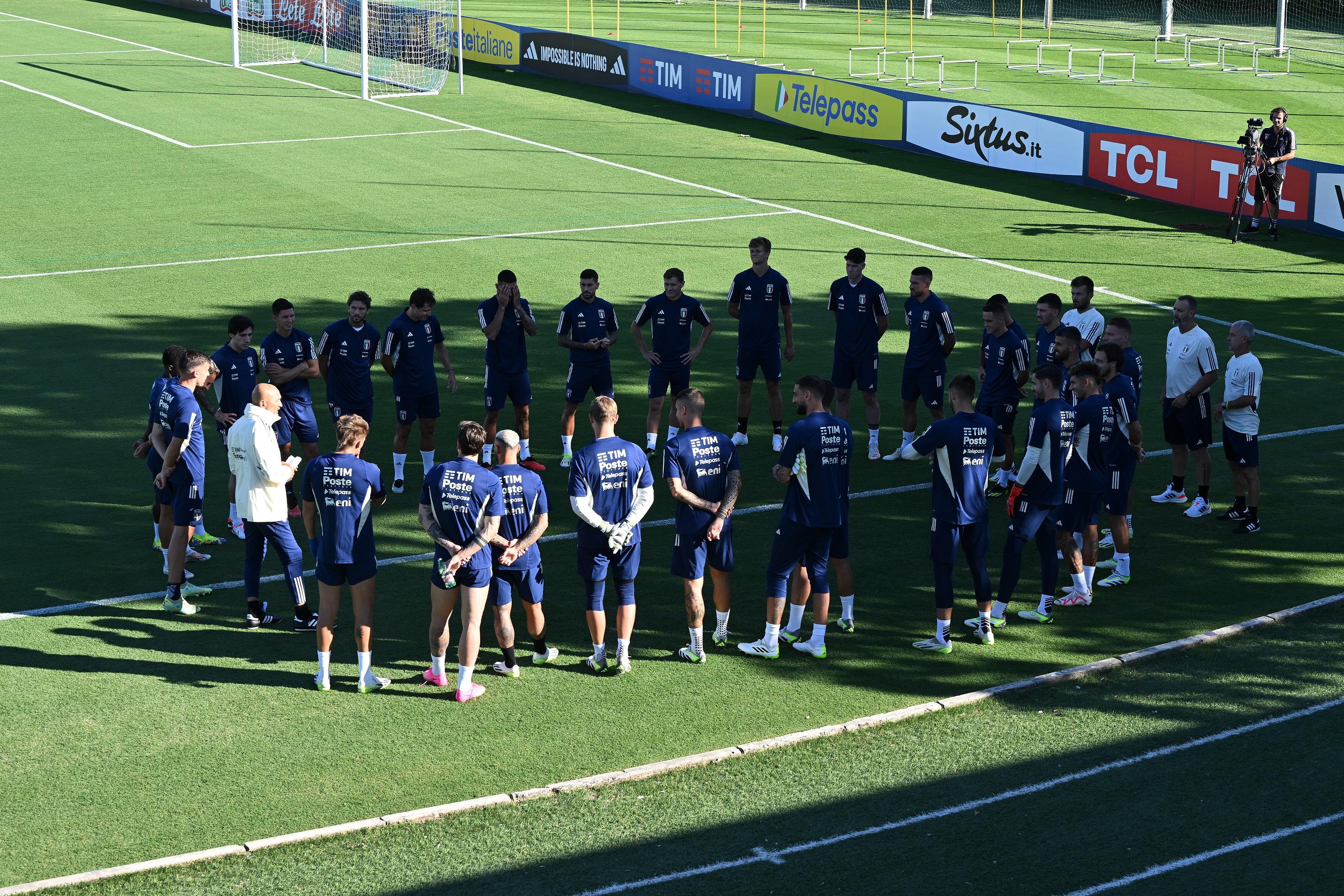FLORENCE, ITALY - SEPTEMBER 04: Head coach of Italy Luciano Spalletti speaks with players during an Italy Training Session at Centro Tecnico Federale di Coverciano on September 04, 2023 in Florence, Italy. (Photo by Claudio Villa/Getty Images)
