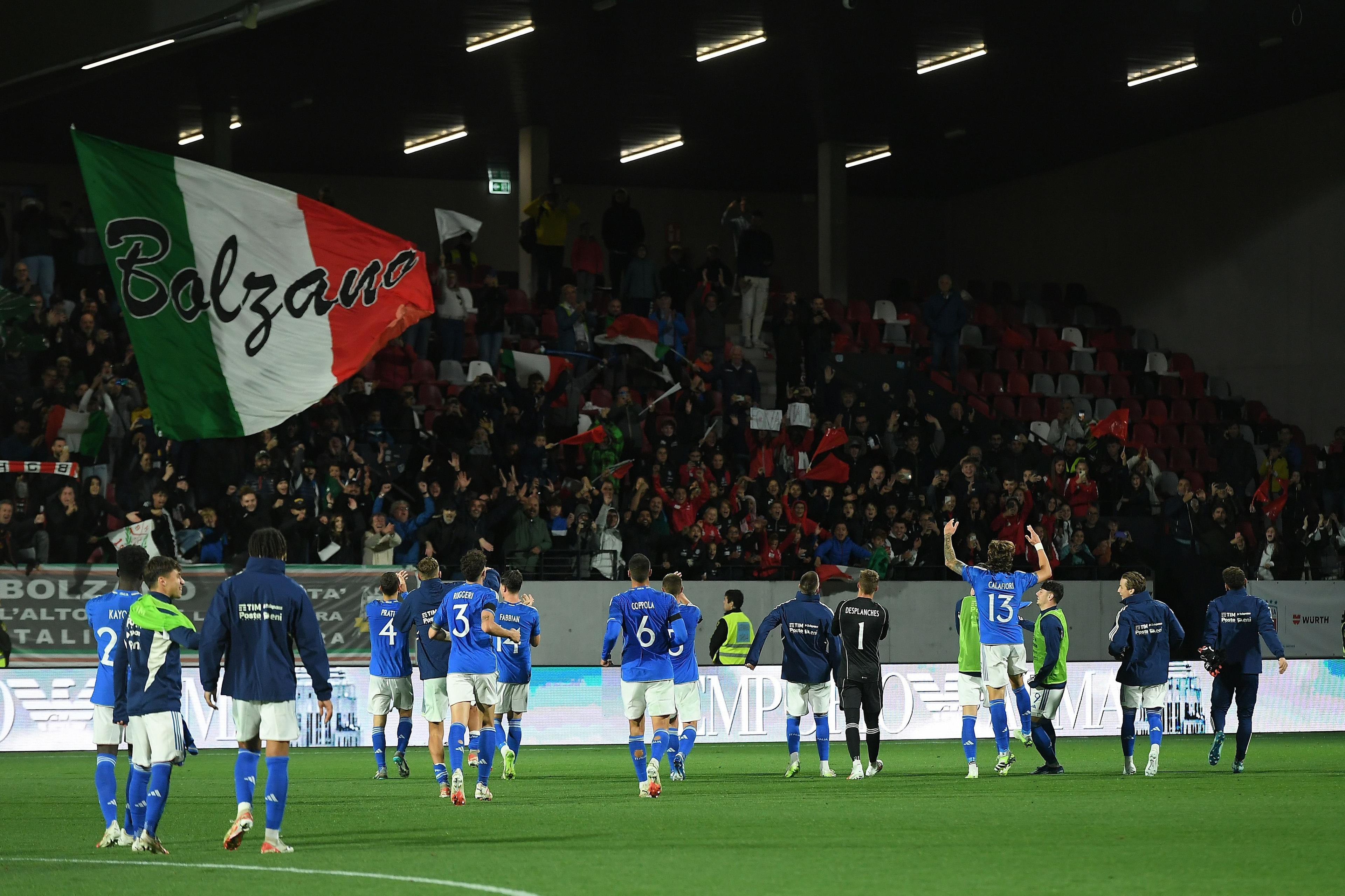 BOLZEN, ITALY - OCTOBER 17:Italian players celebrate the victory during the UEFA U21 EURO Qualifier match between Italy and Norway at Stadio Druso on October 17, 2023 in Bolzen, Italy. (Photo by Alessandro Sabattini/Getty Images)