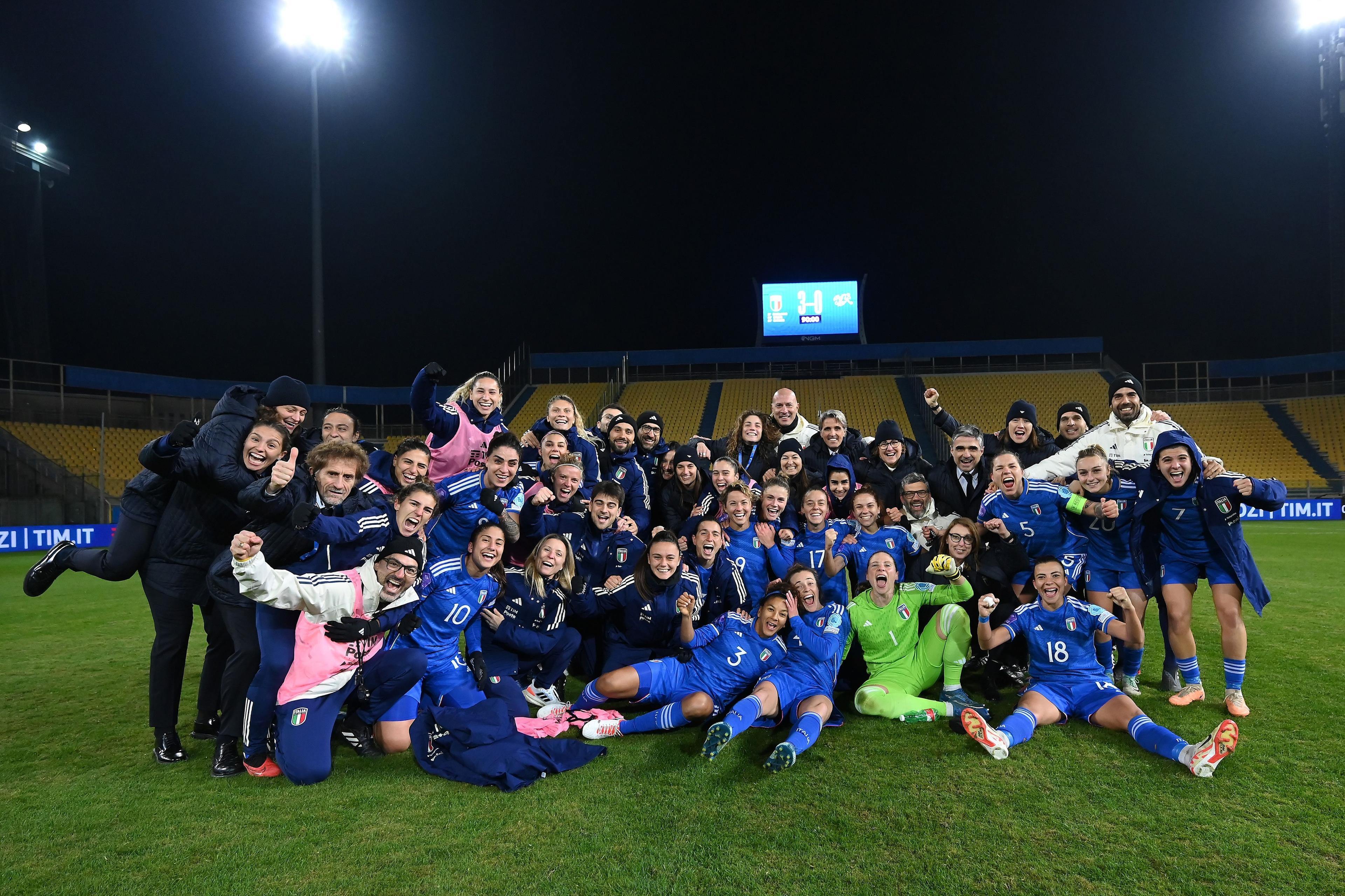 PARMA, ITALY - DECEMBER 05: Italian players celebrate the victory during the UEFA Womens Nations League match between Italy and Switzerland at Stadio Ennio Tardini on December 05, 2023 in Parma, Italy. (Photo by Alessandro Sabattini/Getty Images)