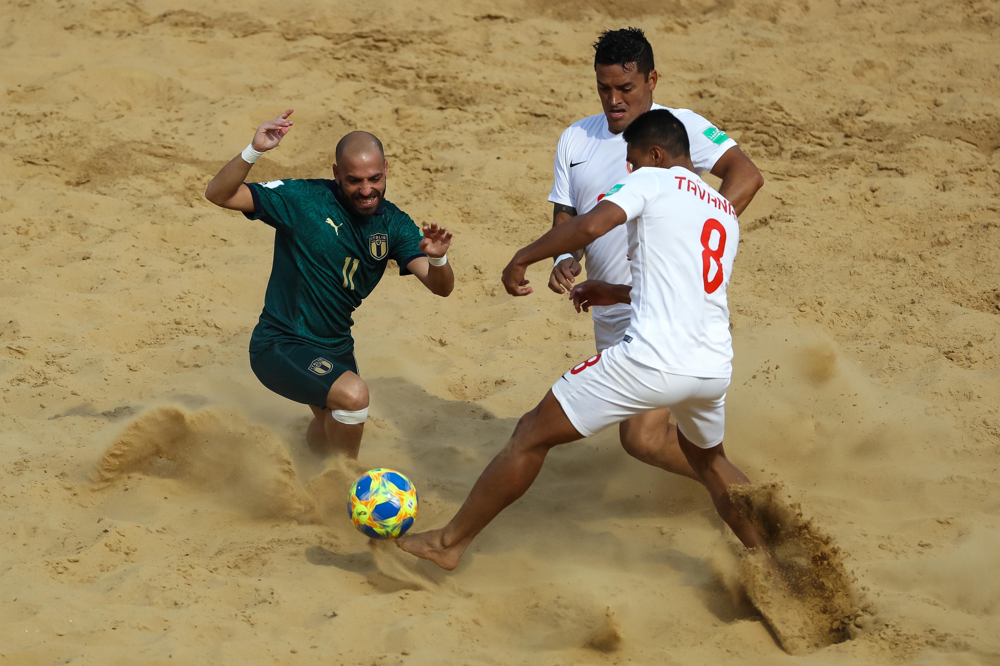 ASUNCION, PARAGUAY - NOVEMBER 21: Paolo Palmacci of Italy is challenged by Heiarii Tavanae #8 of Tahiti during the FIFA Beach Soccer World Cup Paraguay 2019 group B match between Italy and Tahiti at Estadio Mundialista Los Pynandi on November 21, 2019 in Asuncion, Paraguay. (Photo by Buda Mendes - FIFA/FIFA via Getty Images)