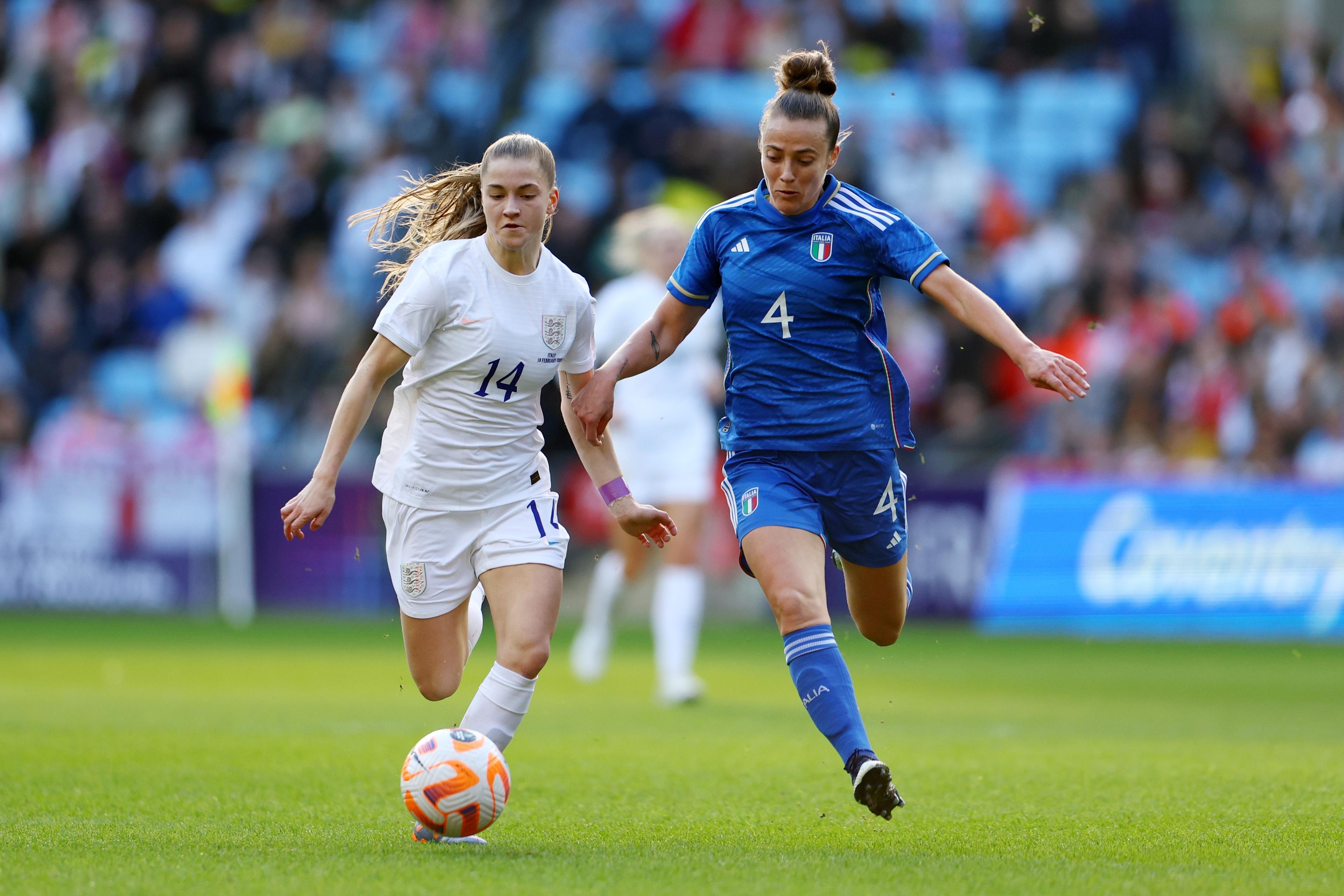 COVENTRY, ENGLAND - FEBRUARY 19: Jess Park of England battles for possession with Aurora Galli of Italy during the Arnold Clark Cup match between England and Italy at CBS Arena on February 19, 2023 in Coventry, England. (Photo by Mark Thompson/Getty Images)