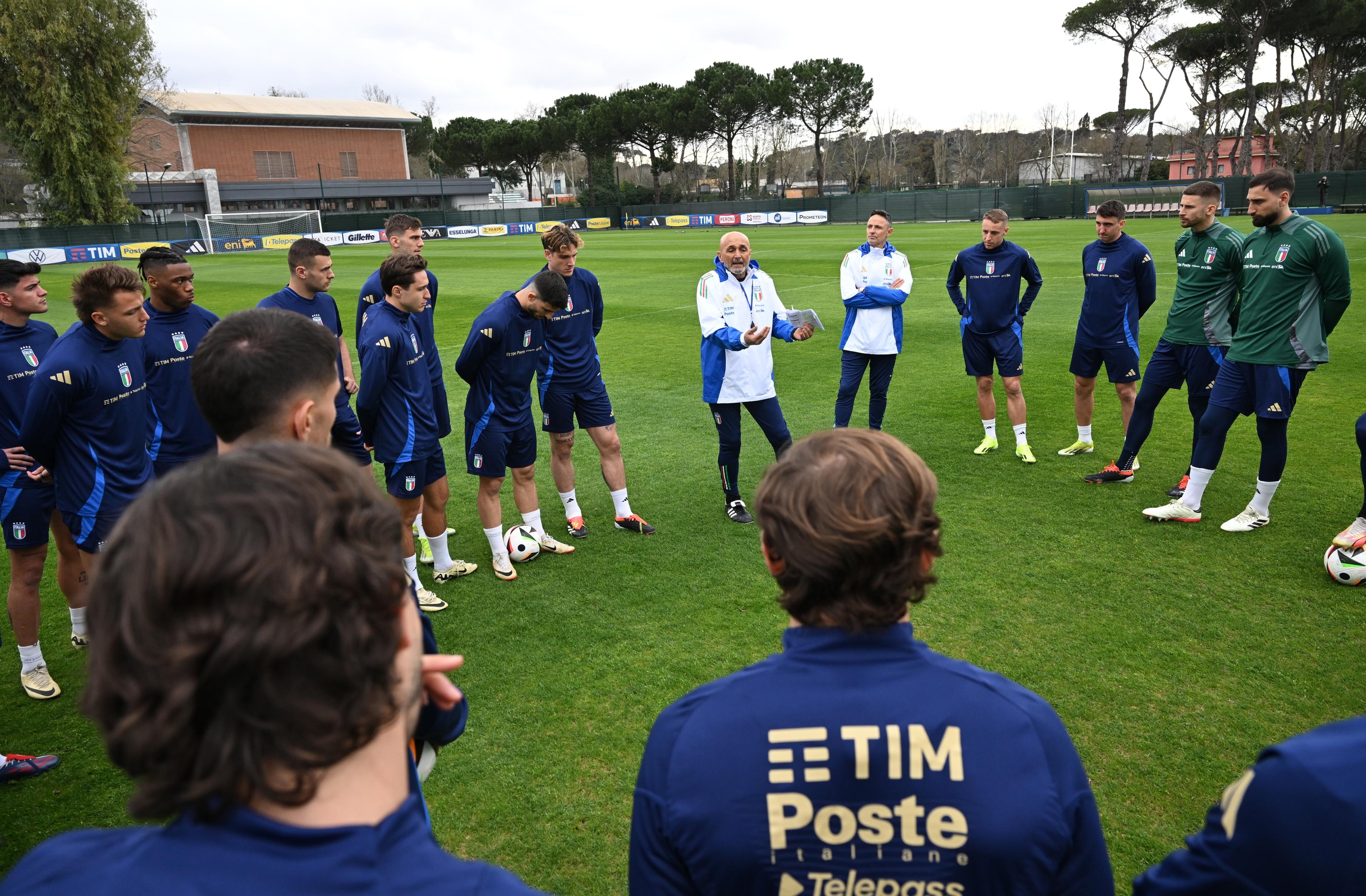 ROME, ITALY - MARCH 18: Head coach of Italy Luciano Spalletti spaeks to players during a Italy training session at Centro Sportivo Giulio Onesti on March 18, 2024 in Rome, Italy. (Photo by Claudio Villa/Getty Images)