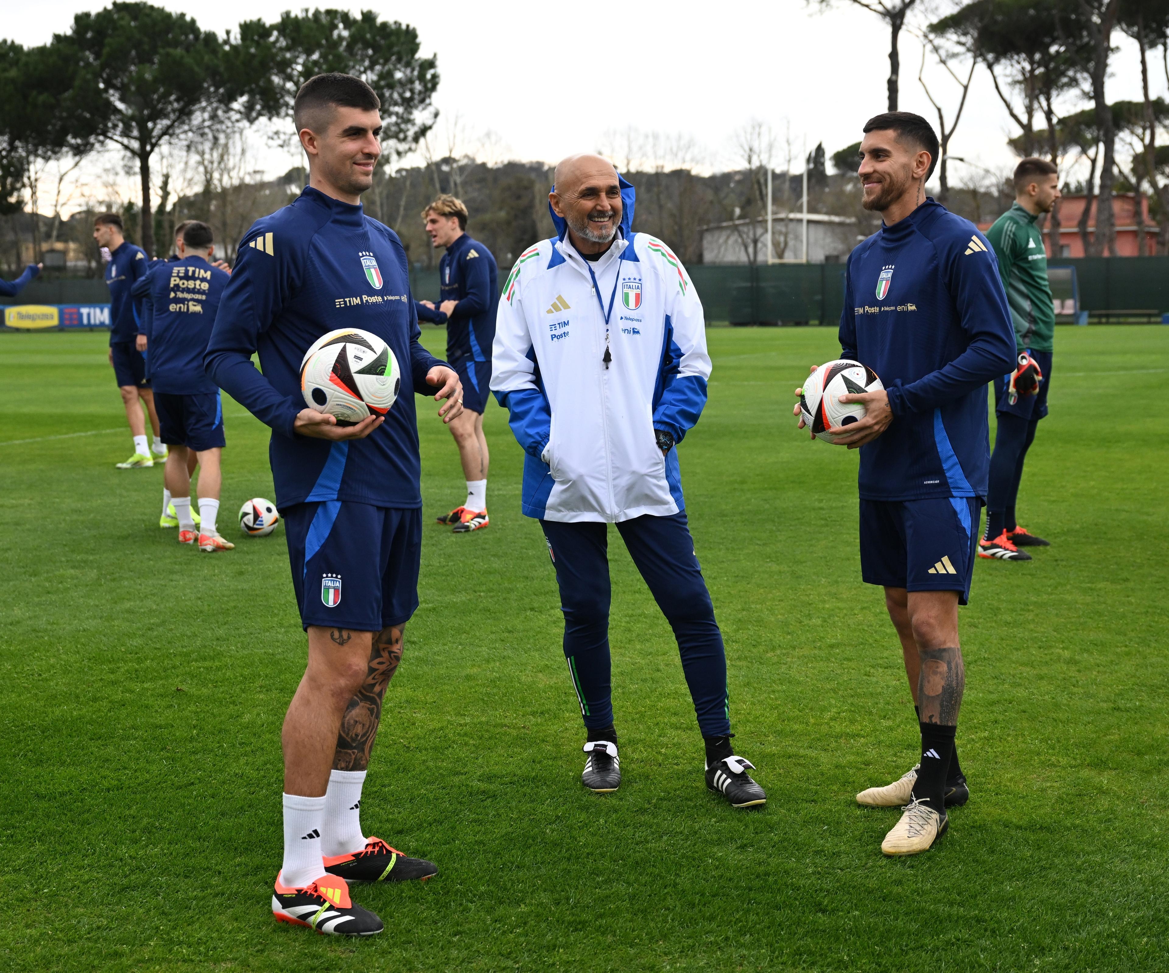 ROME, ITALY - MARCH 18: Head coach of Italy Luciano Spalletti speaks with players during a Italy training session at Centro Sportivo Giulio Onesti on March 18, 2024 in Rome, Italy. (Photo by Claudio Villa/Getty Images)