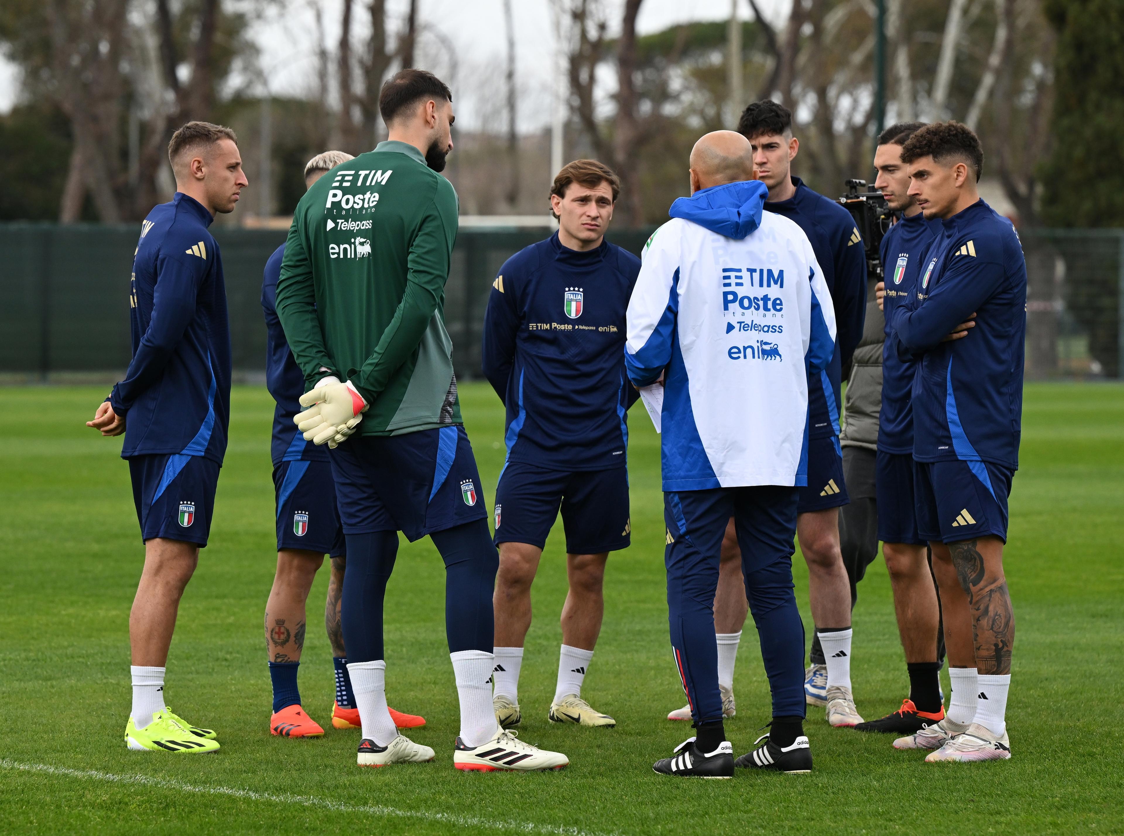 ROME, ITALY - MARCH 18: Head coach of Italy Luciano Spalletti speaks with players during a Italy training session at Centro Sportivo Giulio Onesti on March 18, 2024 in Rome, Italy. (Photo by Claudio Villa/Getty Images)